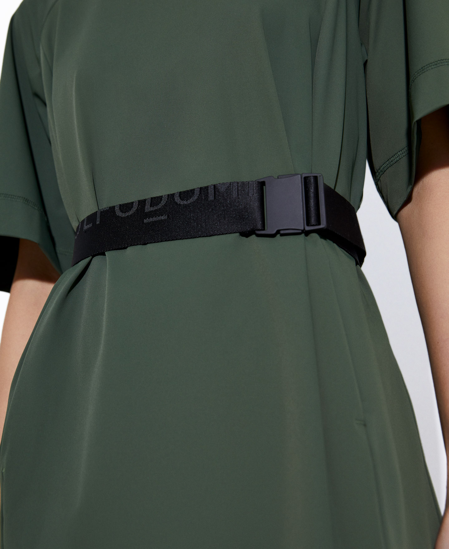Vestido maxi en nailon reciclado image number 3