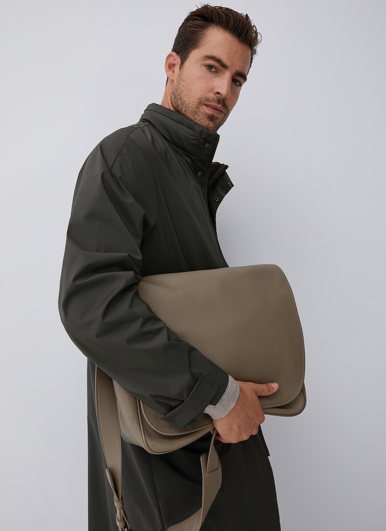 Bolso messenger de piel graneada image number 3
