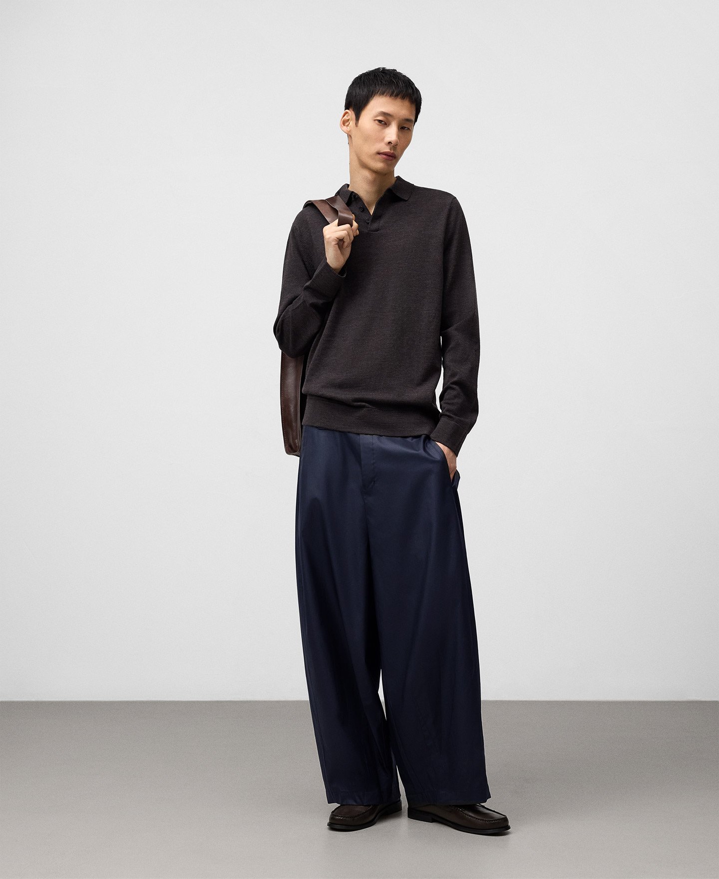 Navy blue barrel fit trousers man image number 1