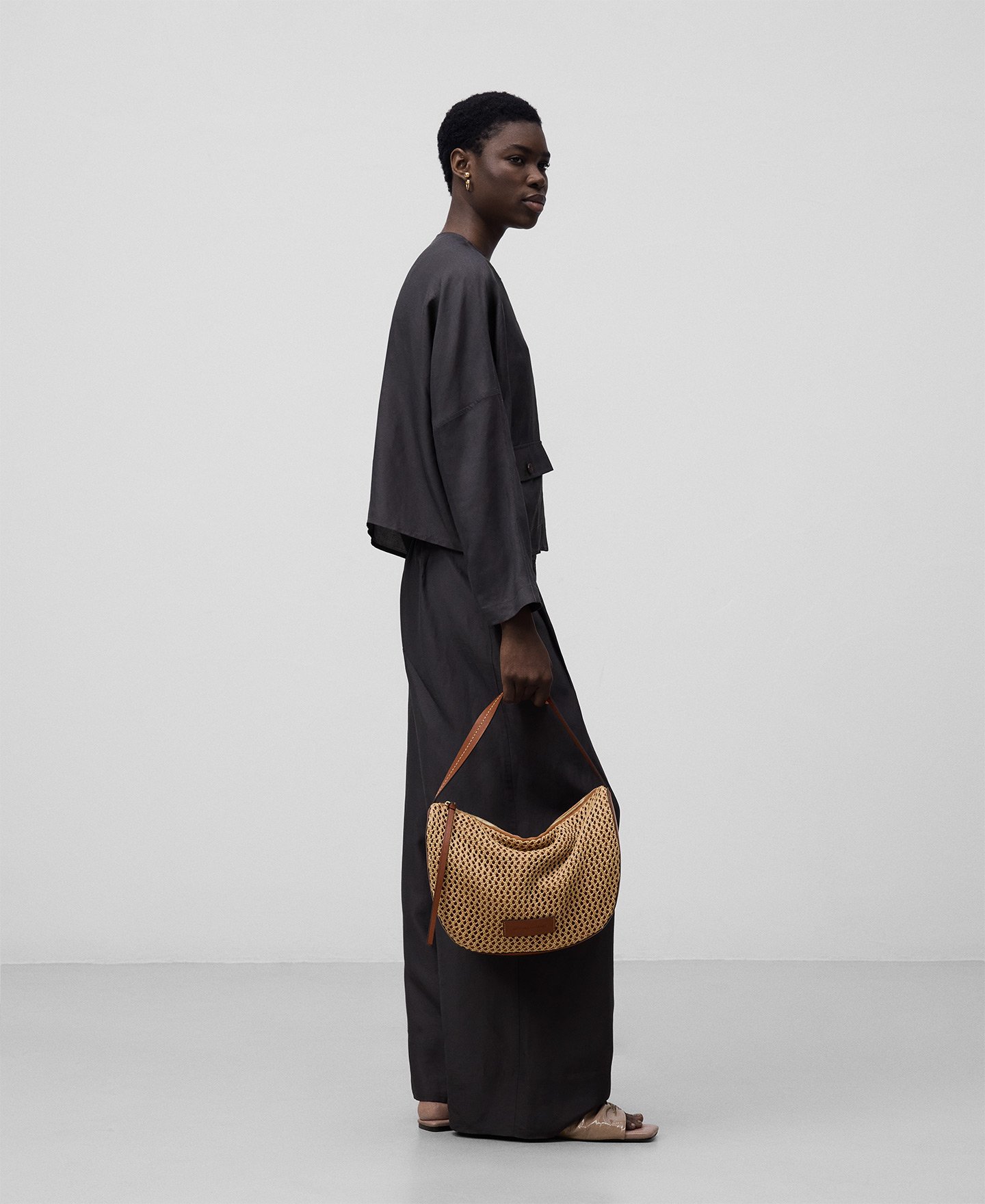 Raffia-textured medium bowling bag woman image number 4