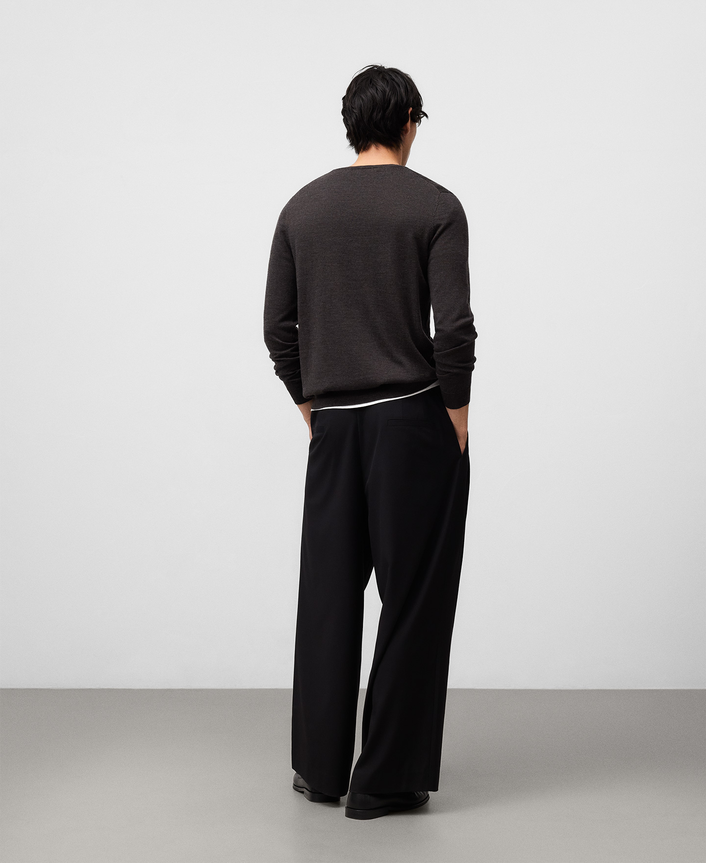 Pull à col en V en laine mérinos pour homme image number 2