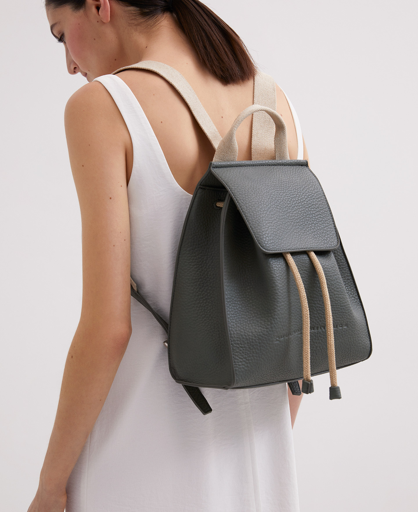 Mochila en materia graneada image number 3