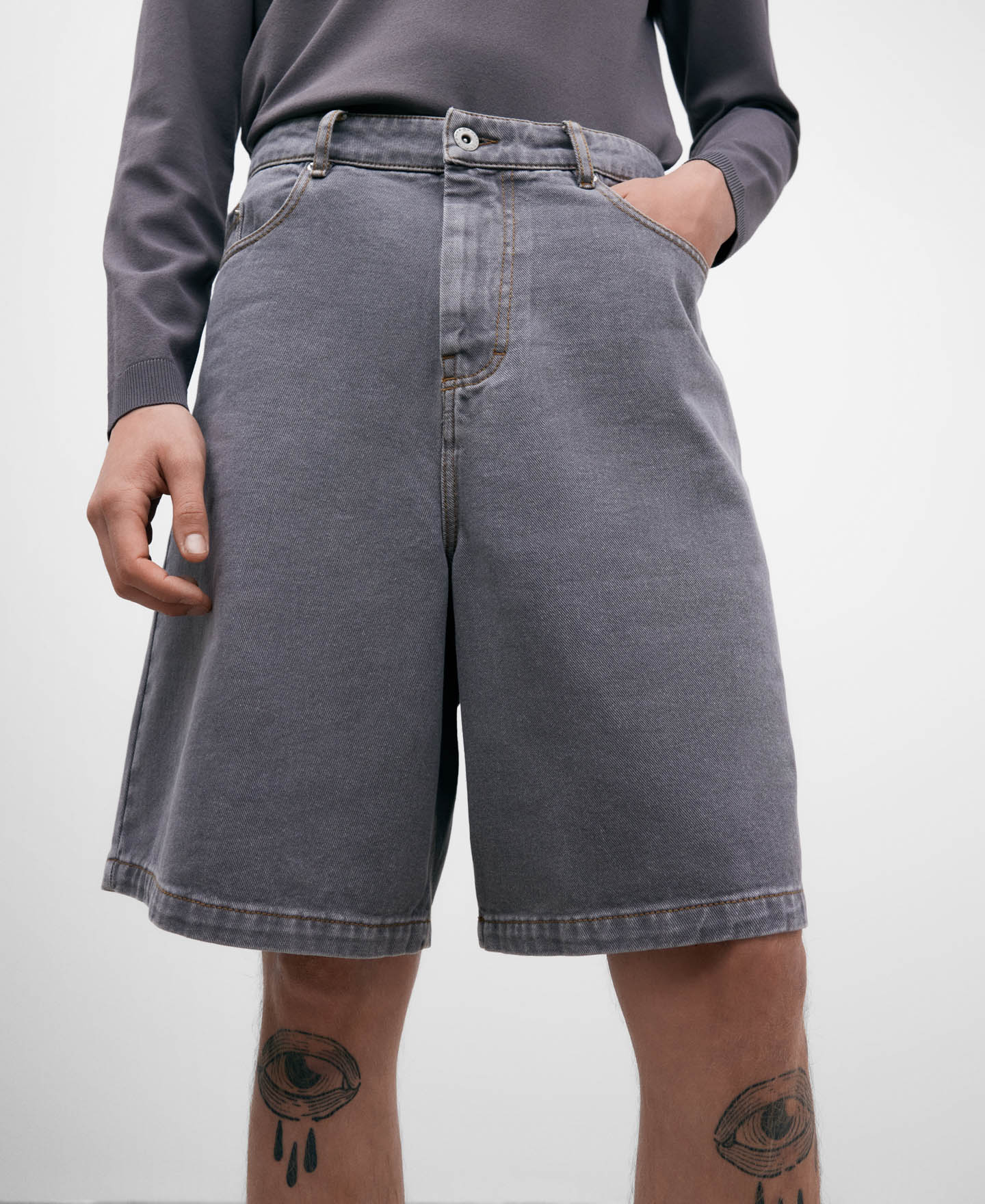 Grey denim Bermuda shorts for men image number 0