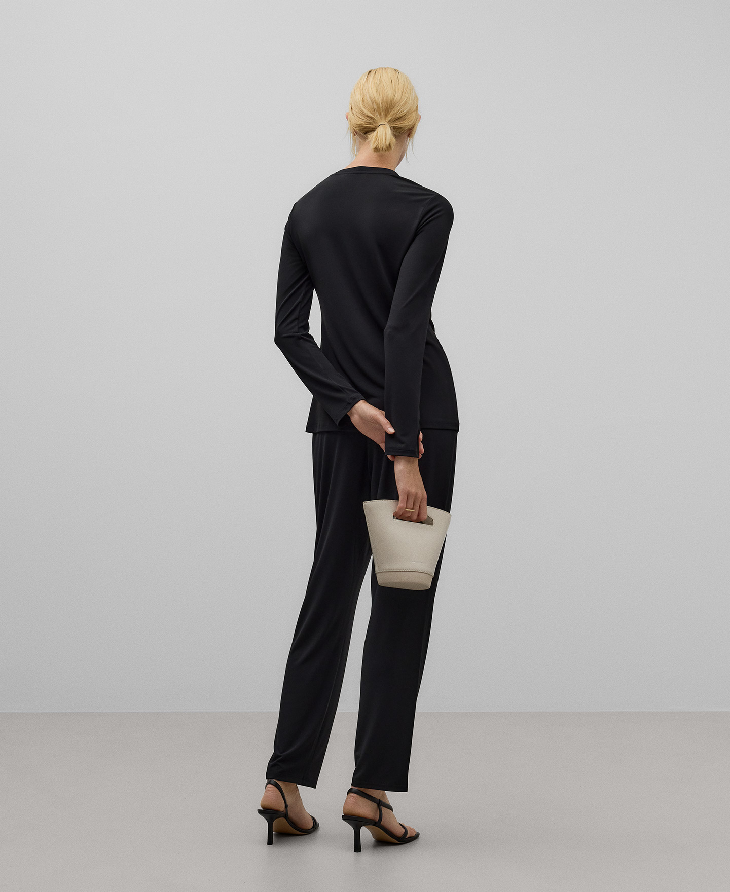 Pantal&oacute;n jogger negro mujer image number 2