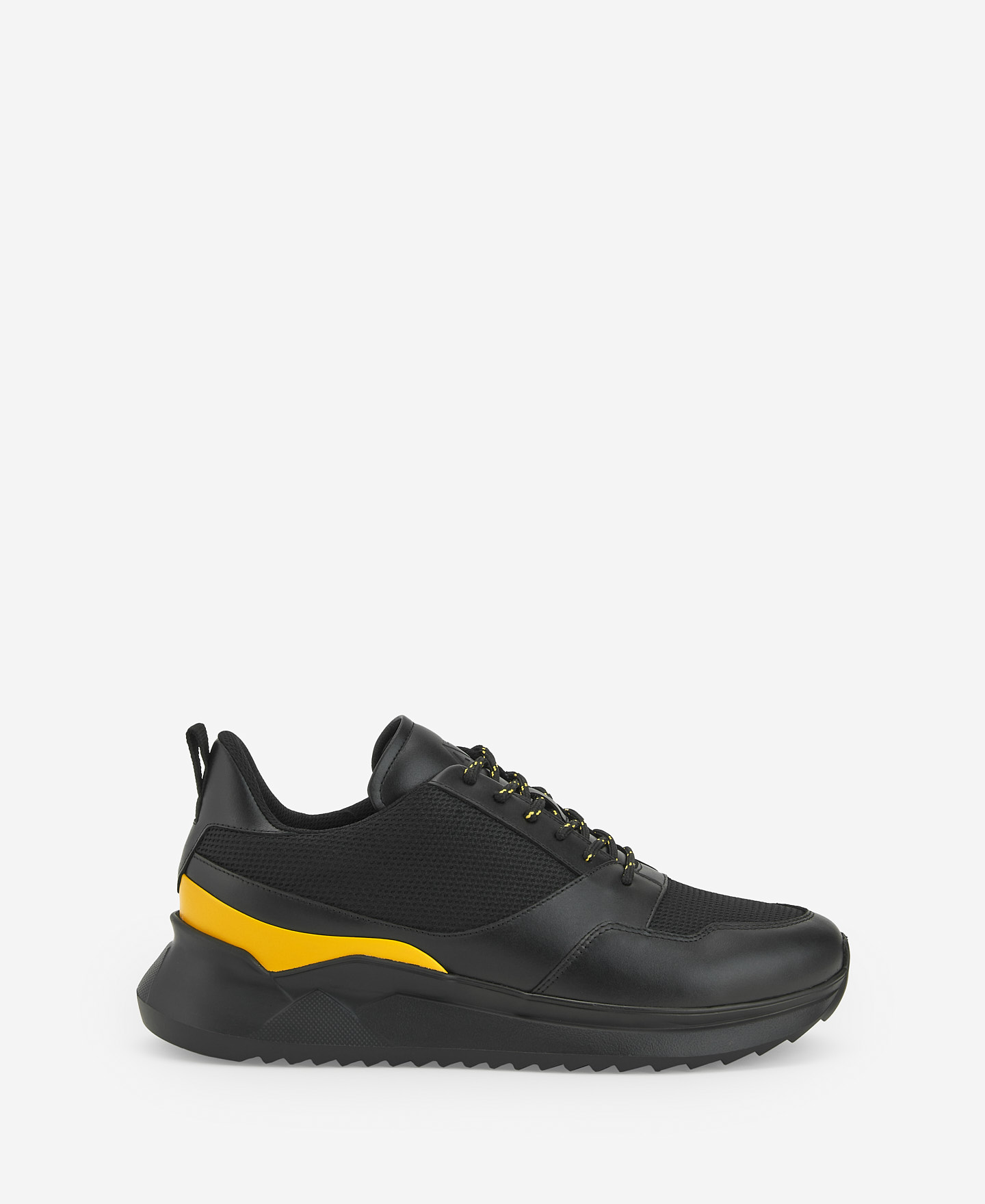 Black mesh trainer for men image number 2
