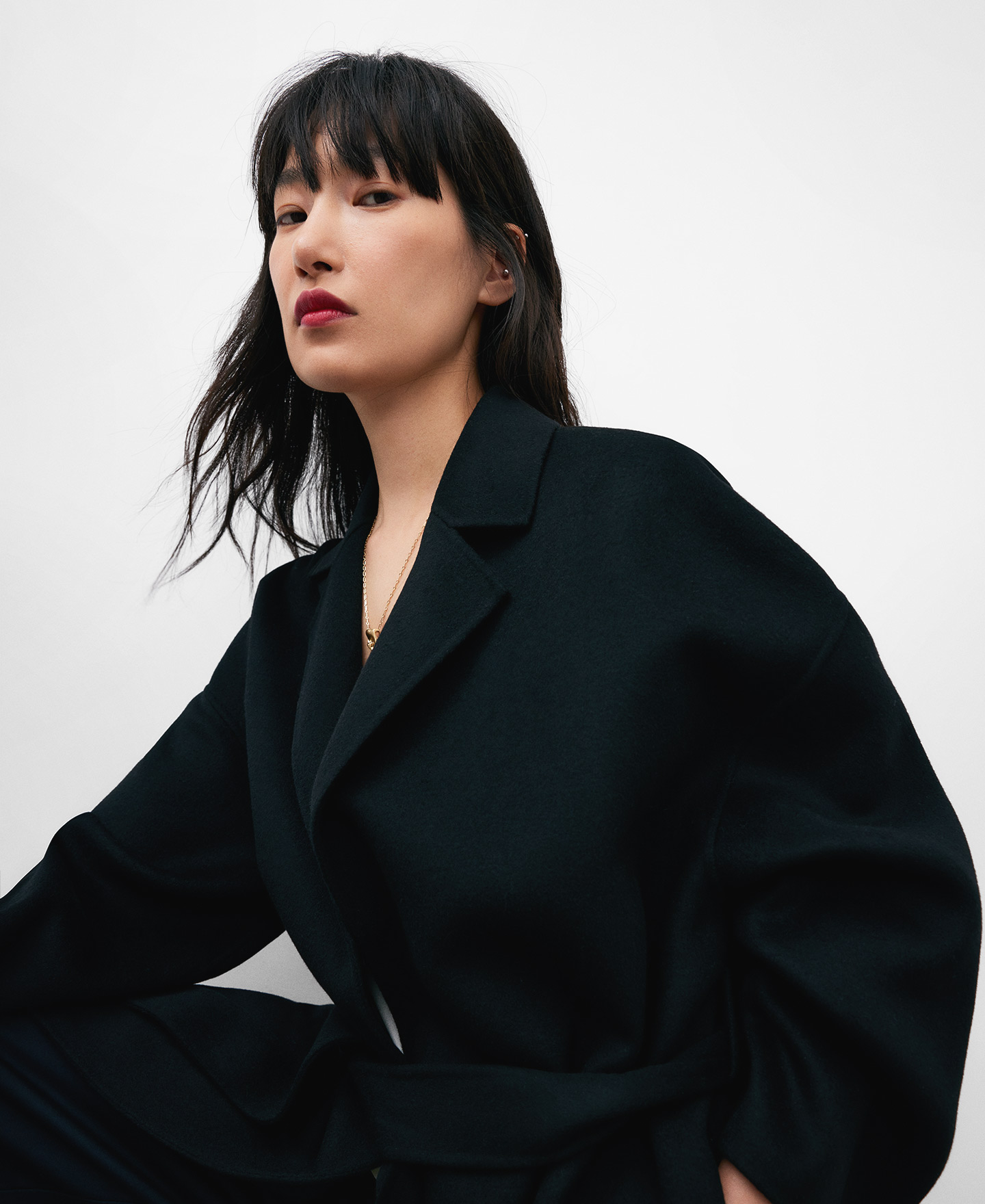 Black travel coat for women image number 3