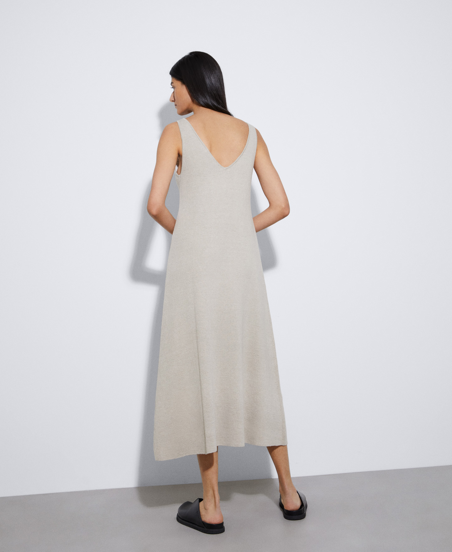 Vestido escote pico en lino image number 2
