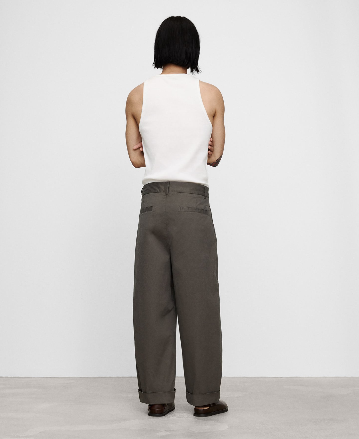 Organic cotton pleated straight trousers image number 2