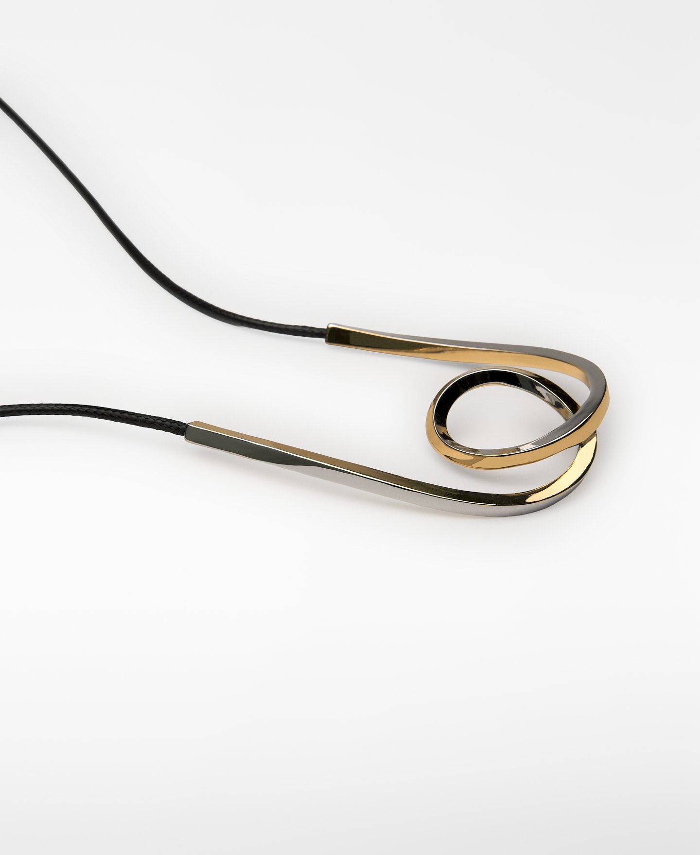 Collar pieza met&aacute;lica bicolor torsionada image number 1