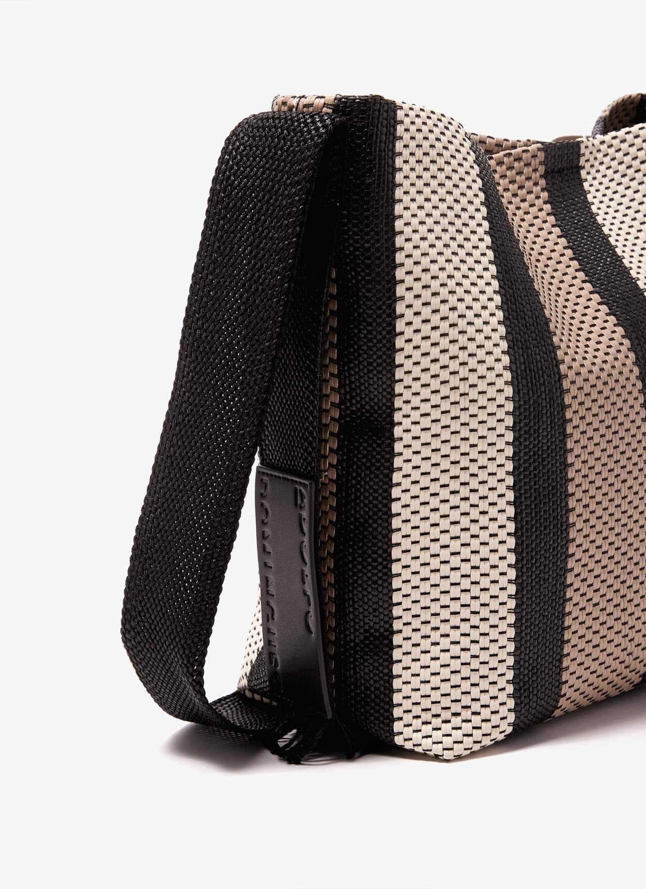 Bolso cubo de rayas en efecto rafia image number 1