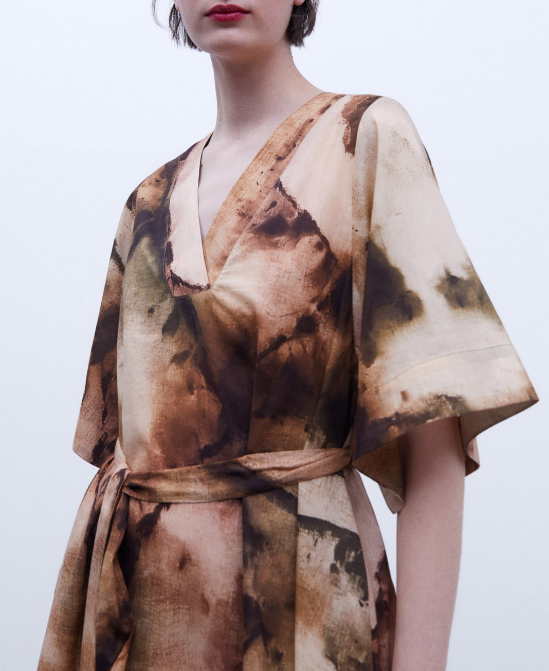 V-neckline printed dress image number 3
