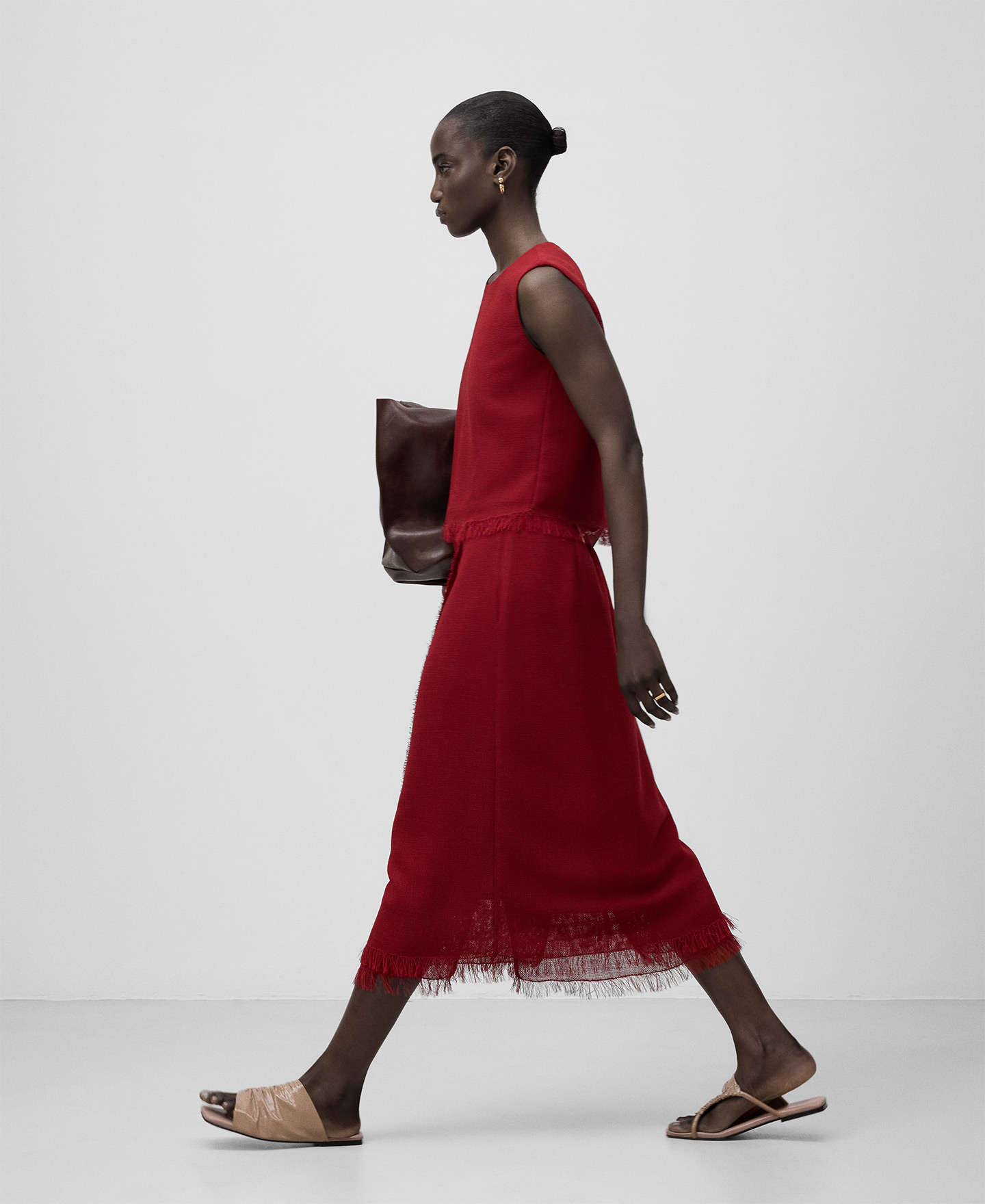 Top rojo bajo desflecado mujer image number 3