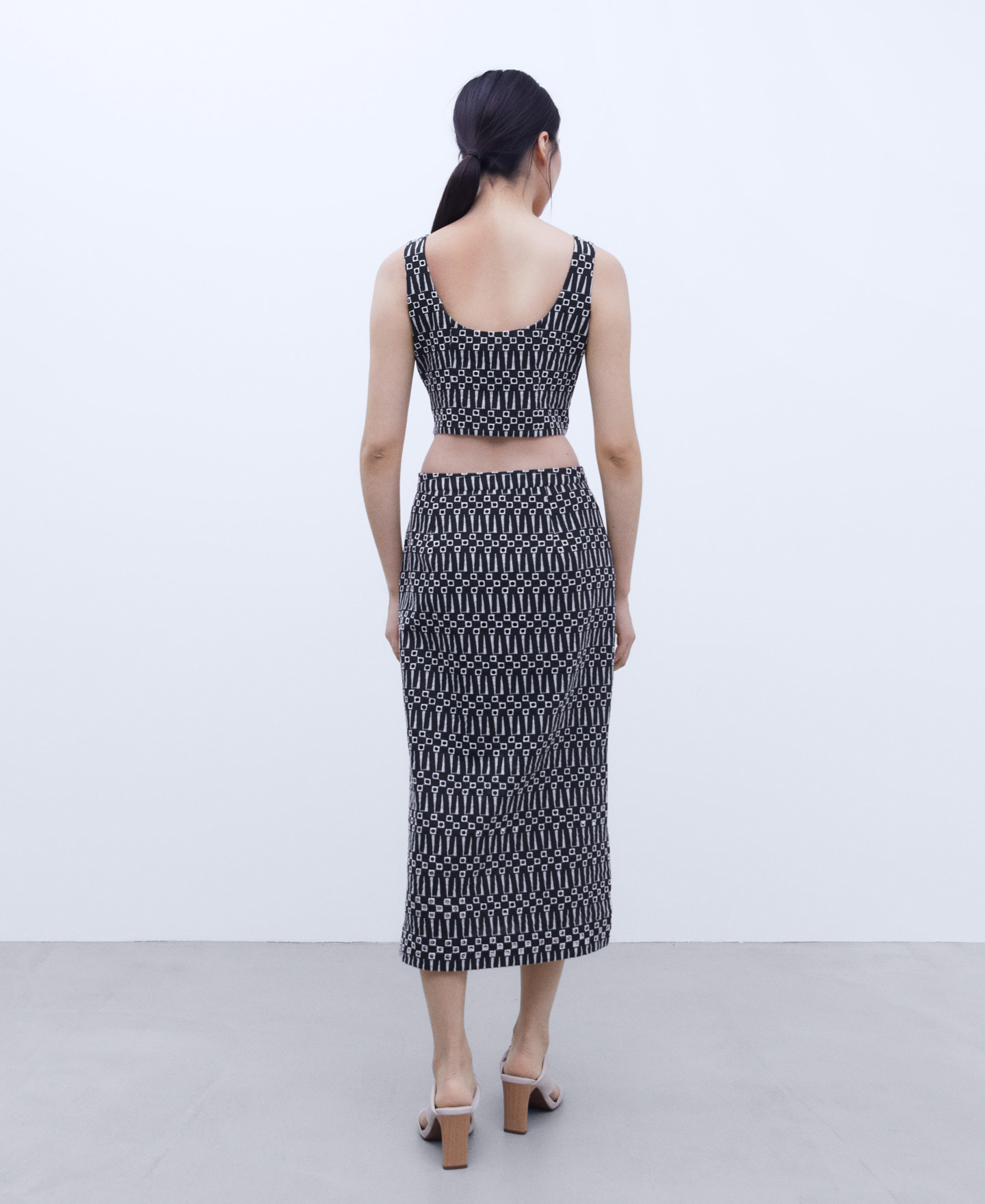Embroidered linen and cotton skirt image number 2