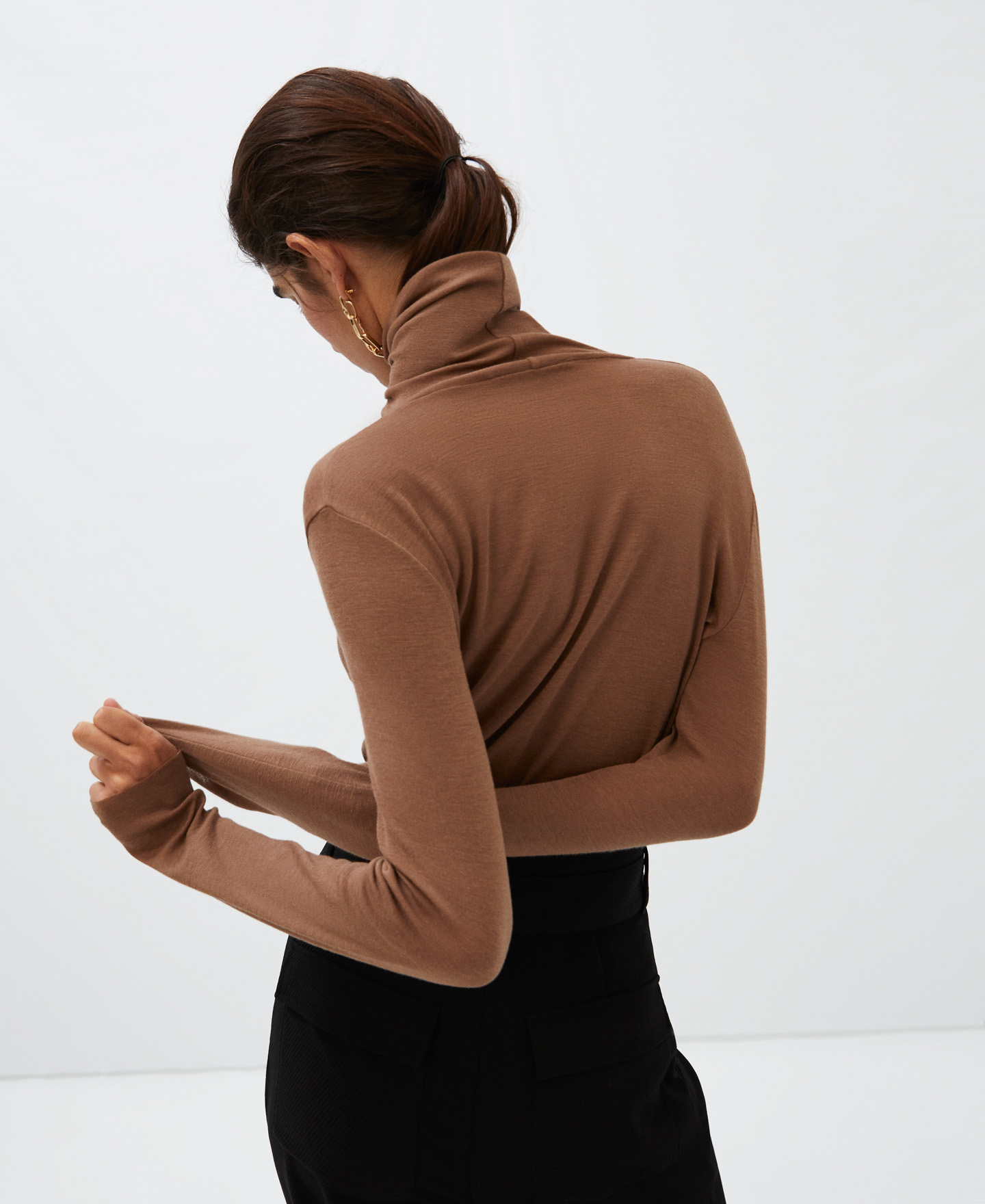 Camiseta cuello alto en lana merino image number 2