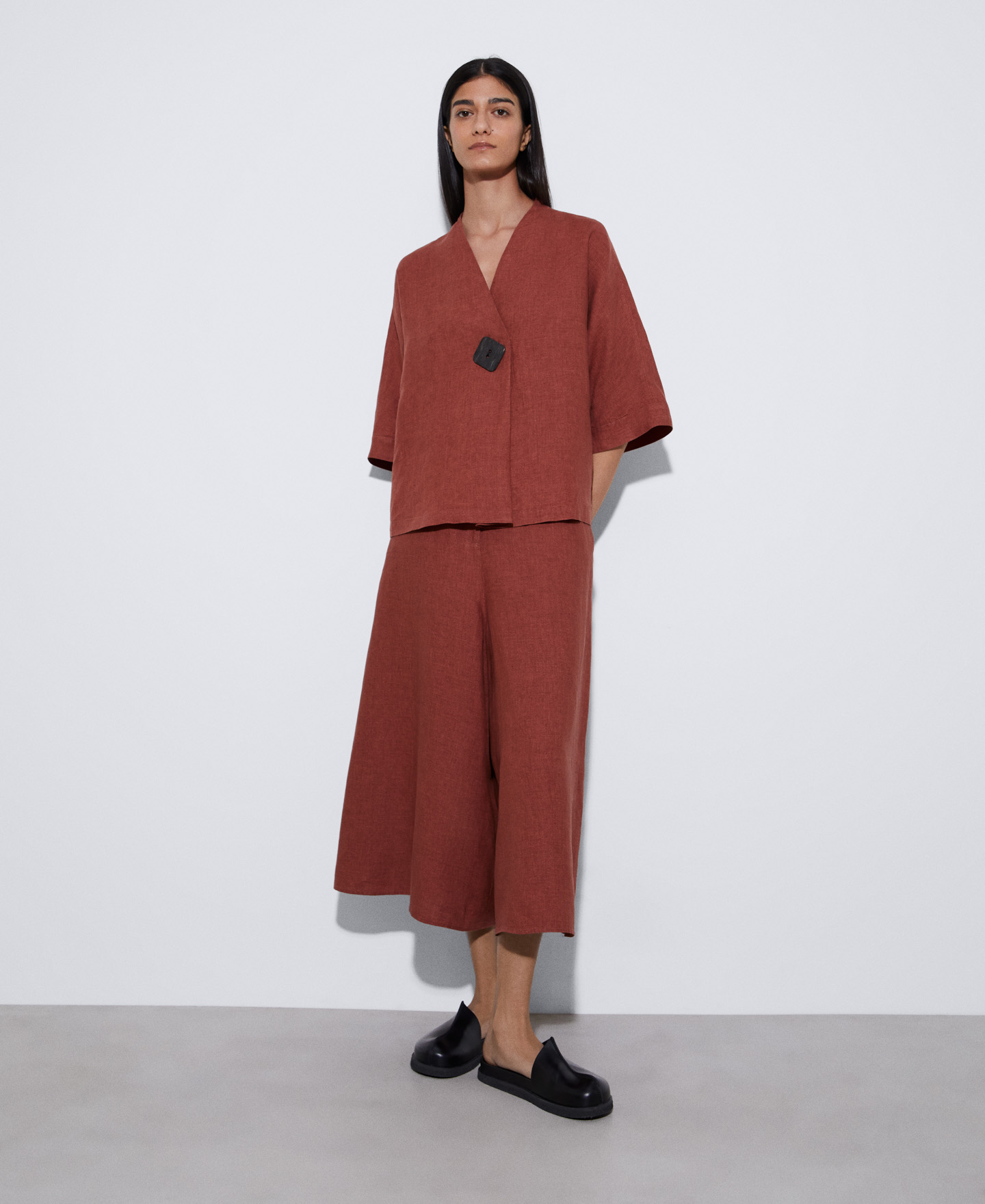 Cropped trousers in European linen image number 1