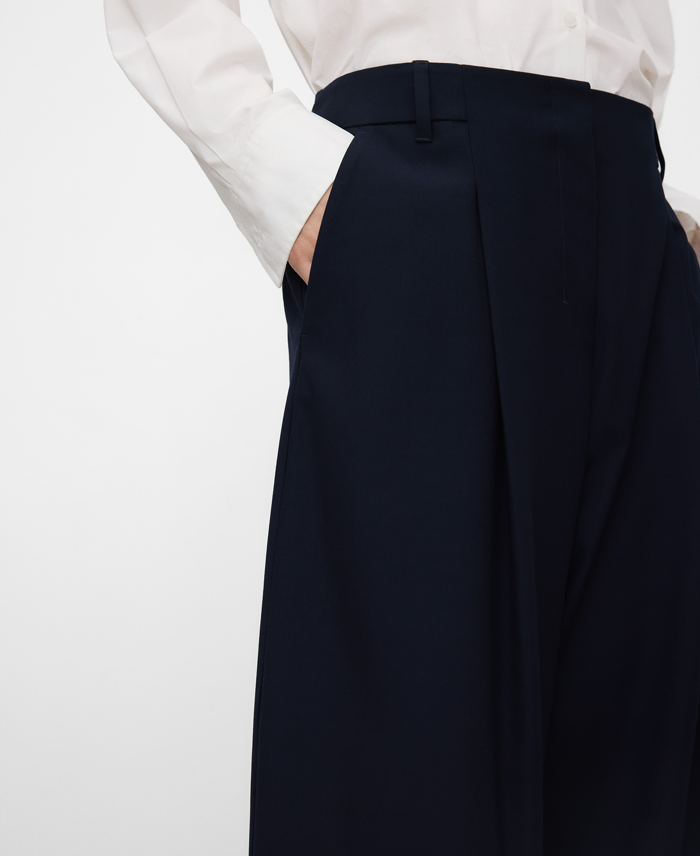 Cal&ccedil;as plissadas com corte largo image number 3