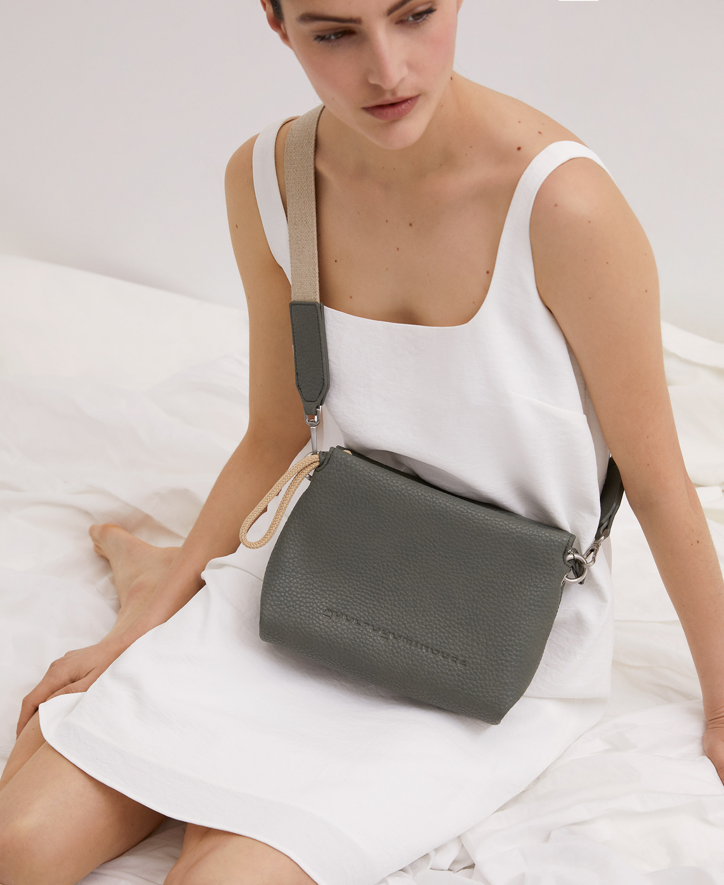 Granulated material green shoulder bag image number 3