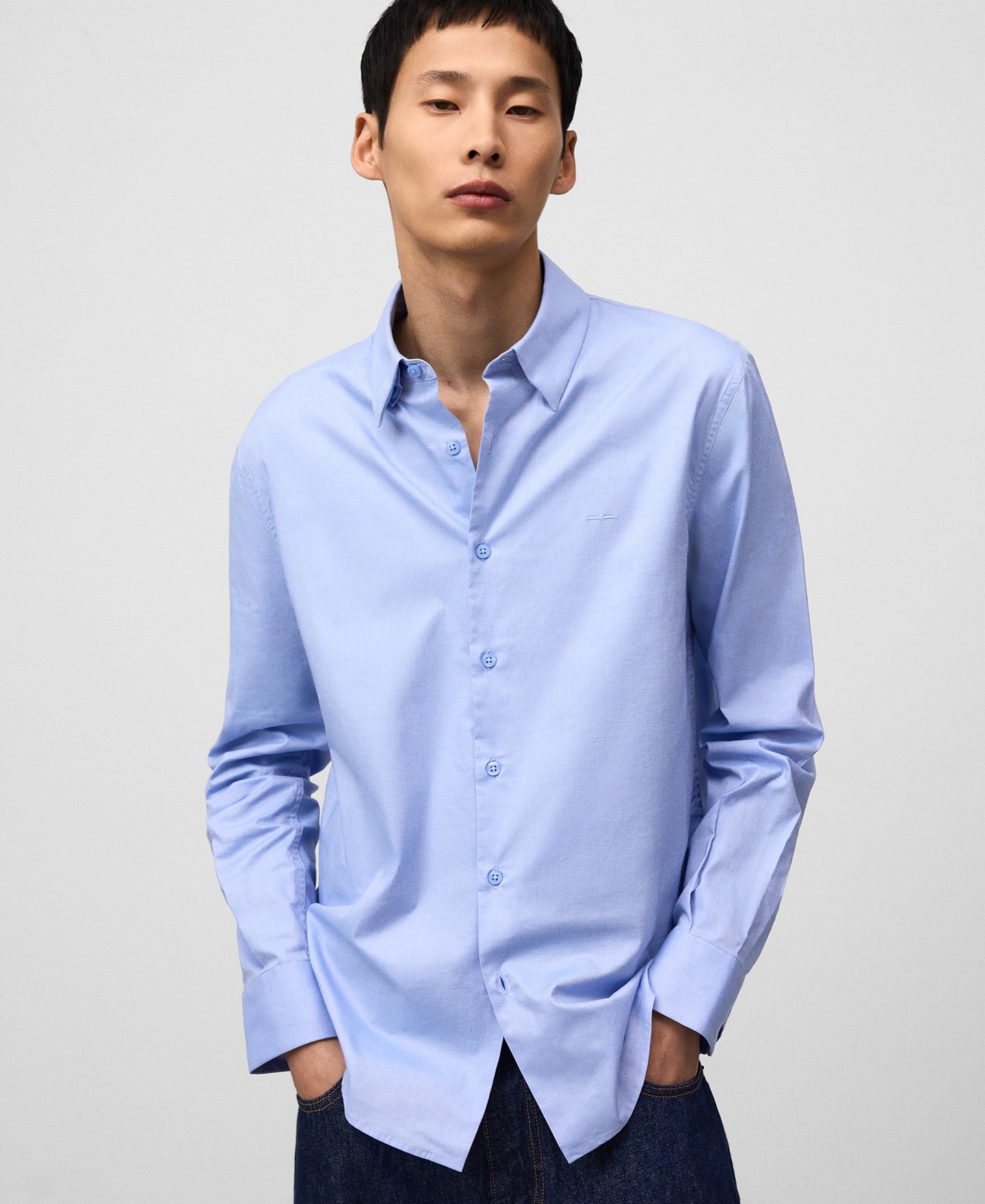Camisa regular fit cuello solapa hombre image number 0