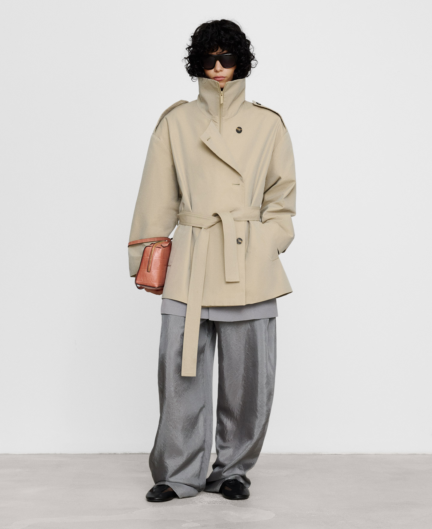Kurzer Kreuz-Trenchcoat mit Trichterhals image number 1