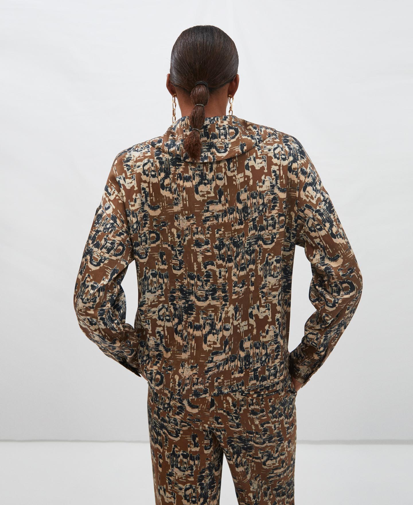 Camisa estampada cuello shawl image number 2