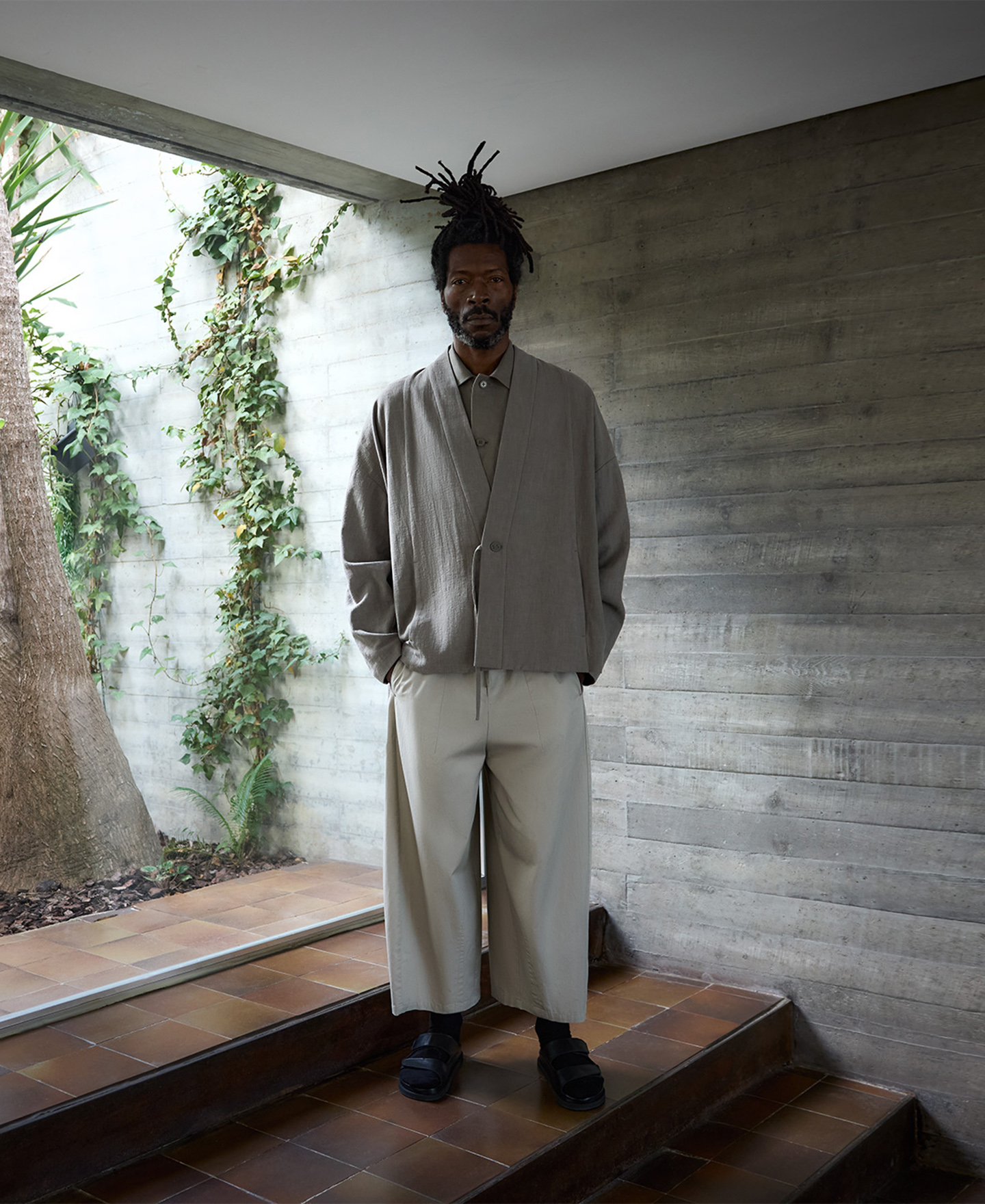 Cotton carrot fit trousers man image number 0