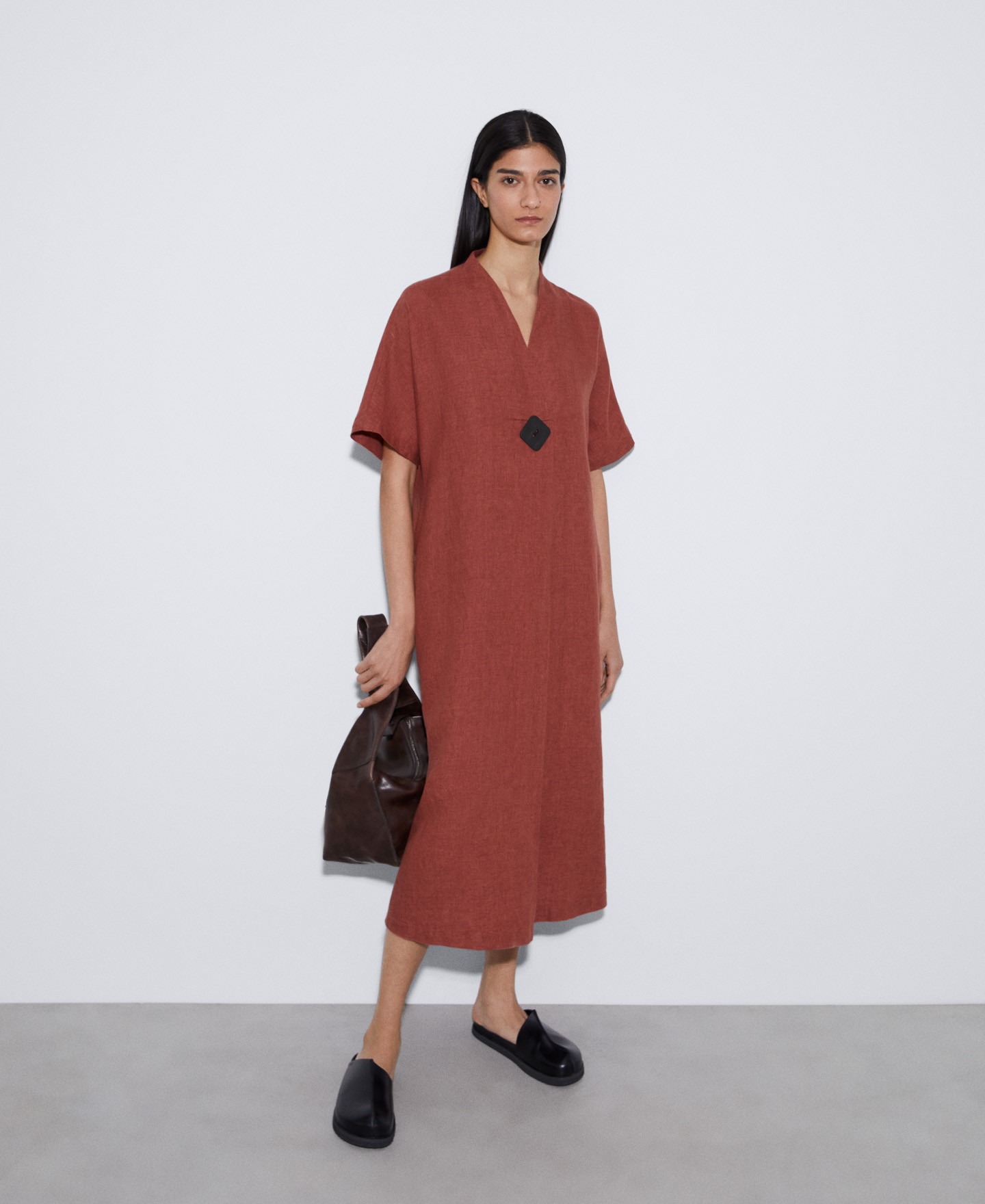 Straight line dress in European linen image number 1