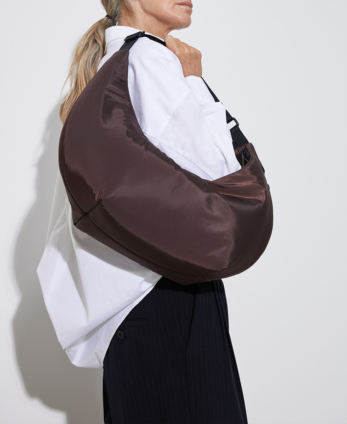 Padded hobo bag with adjustable handle image number 3