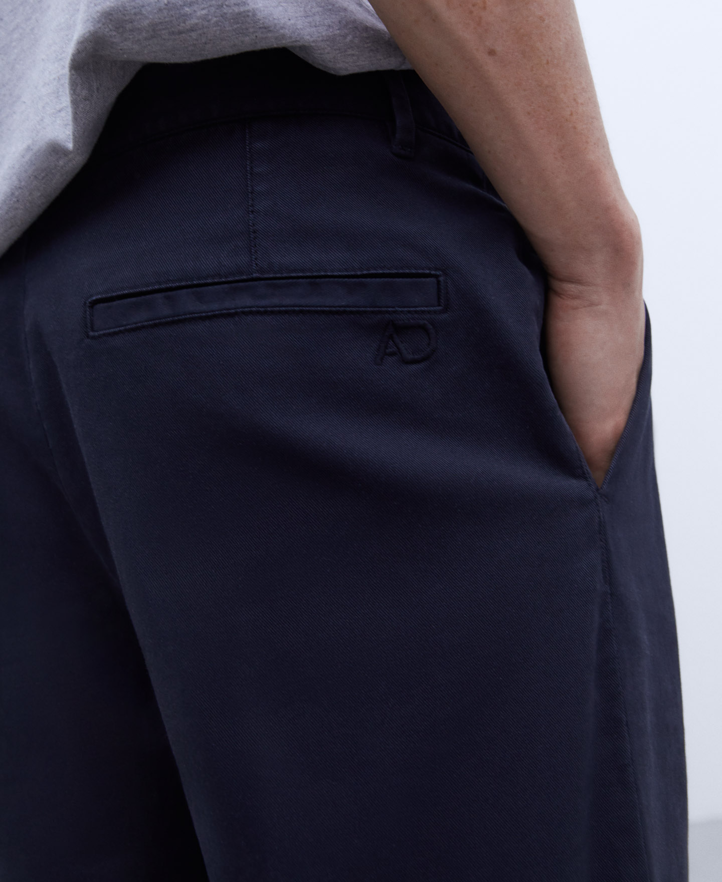 Pantalón chino de pinzas en algodón image number 3
