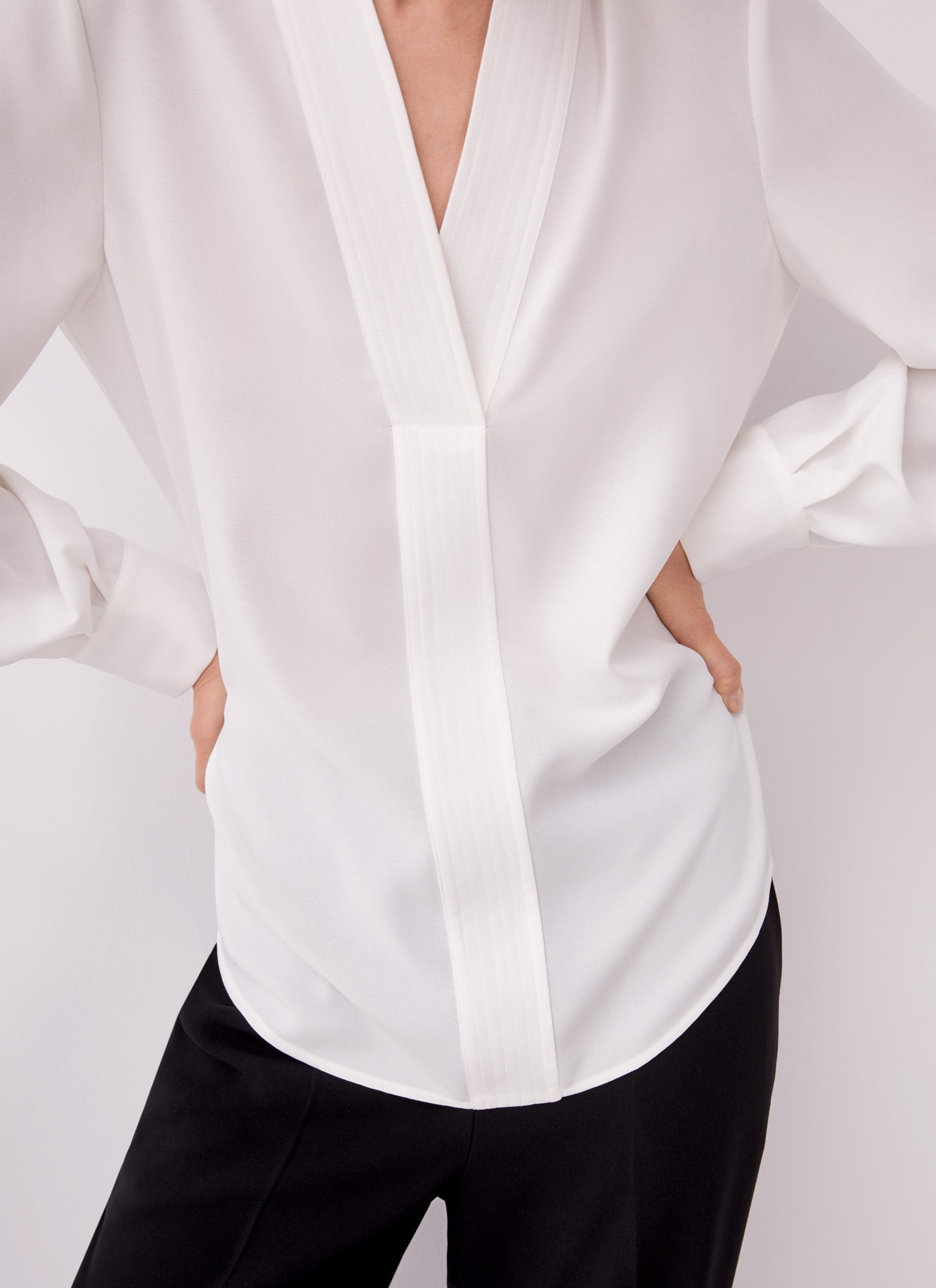 Camisa fluida con escote pico image number 1