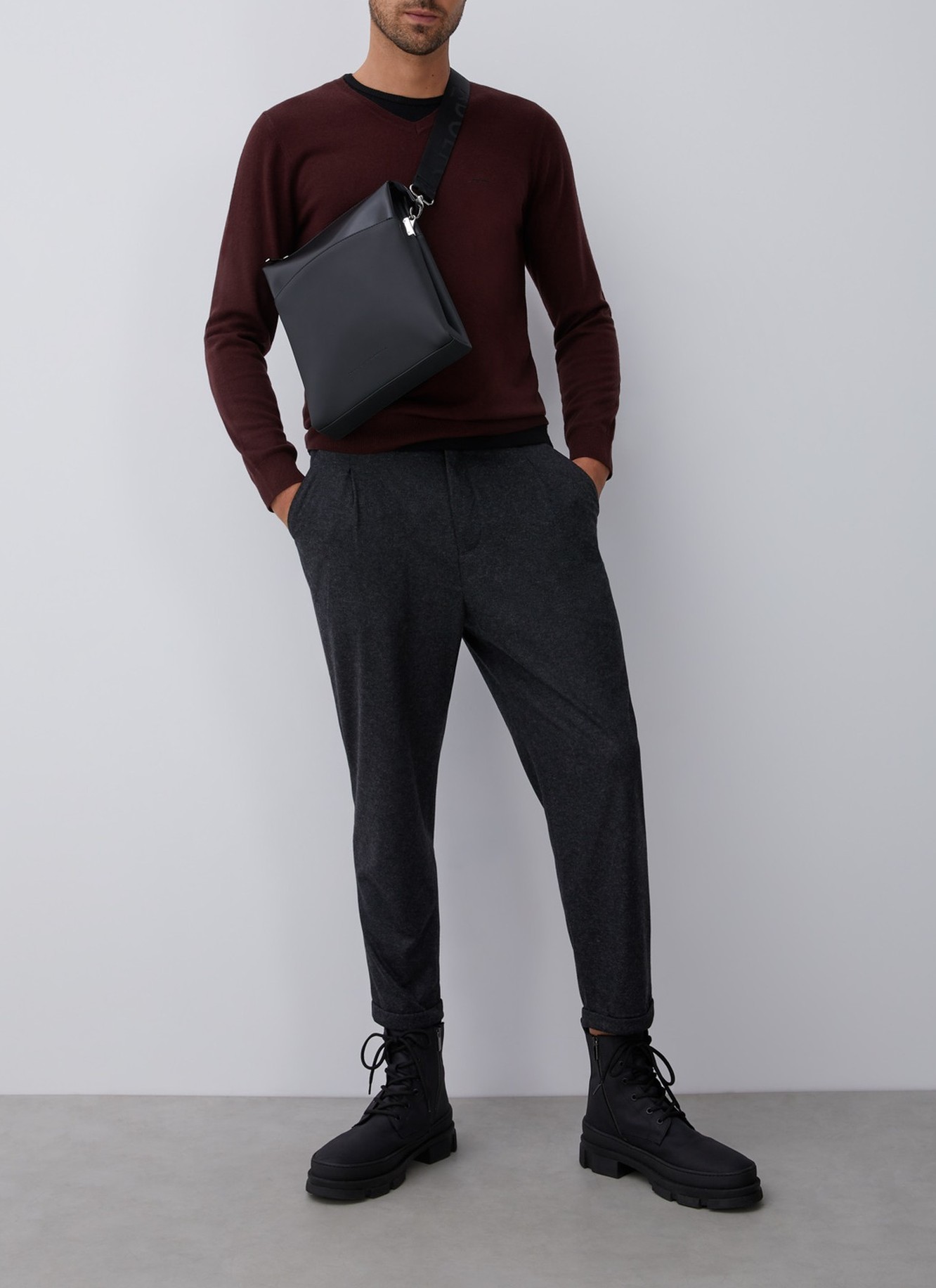 Merino wool sweater with v-neckline image number 3