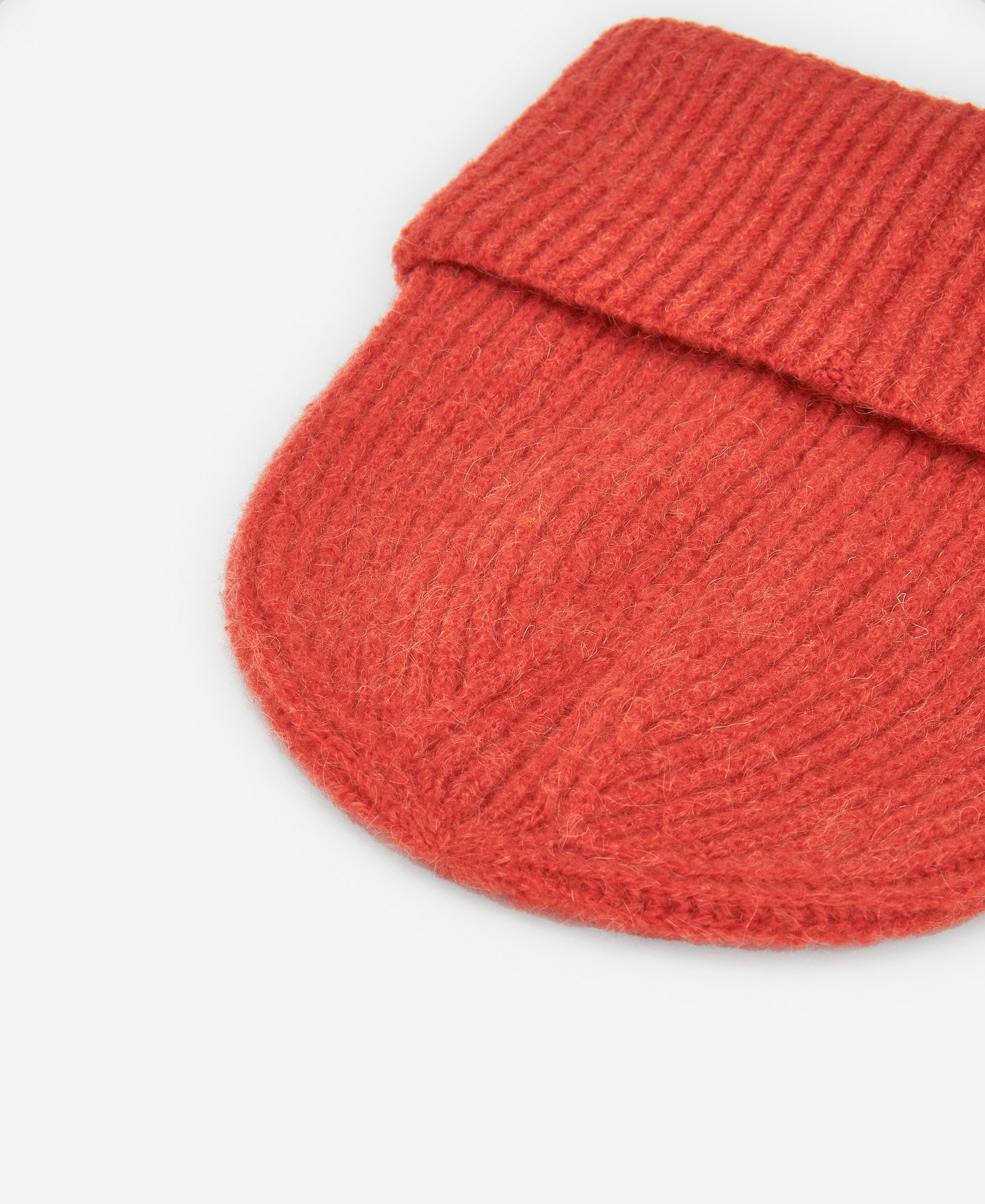 Ribbed beanie for women image number 2