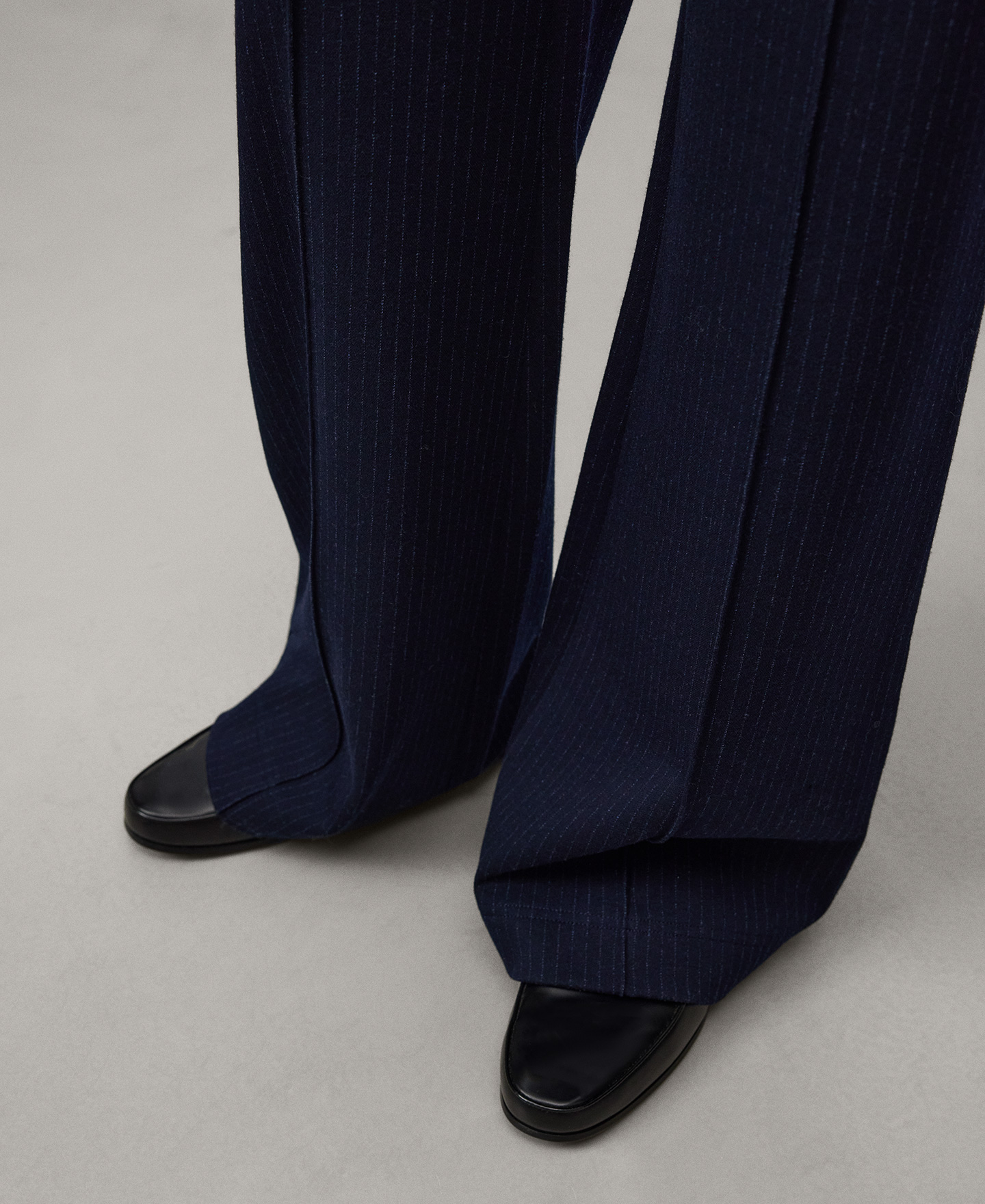 Calças largas às riscas para mulher image number 3