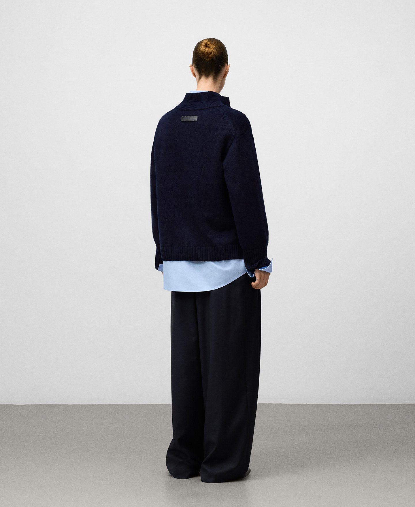 Jersey cuello pico lana merino mujer image number 2