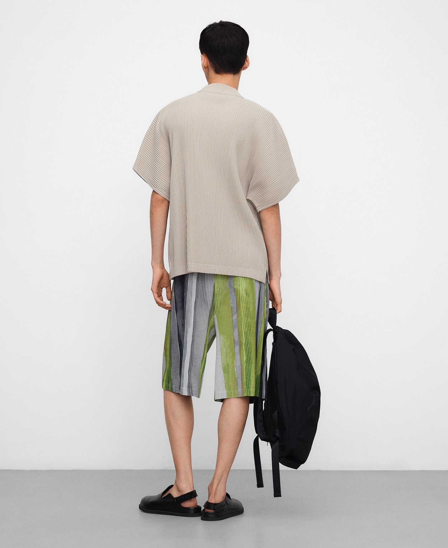 Wide crinkle striped bermuda shorts image number 2