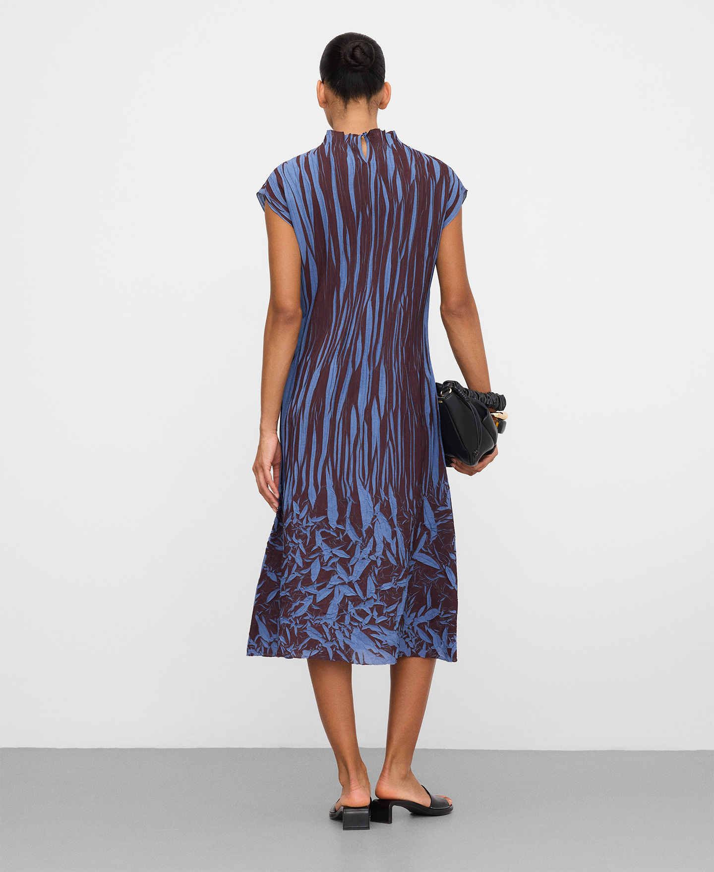 Vestido midi bicolor plisado irregular image number 2