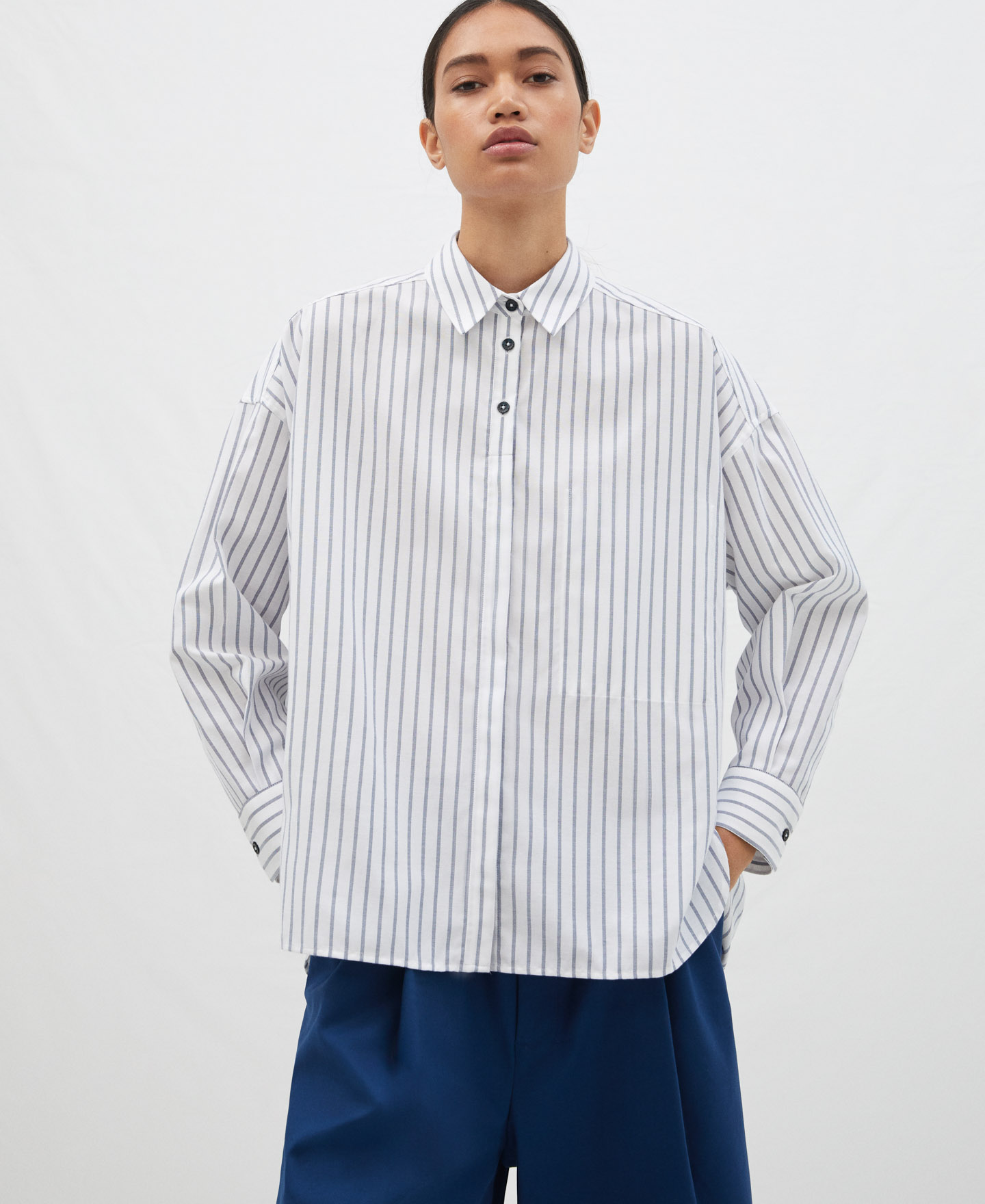 Camisa oversize bolsillo vaciado image number 0
