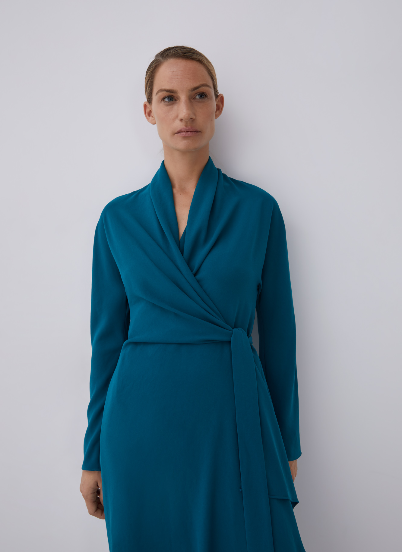 Vestido cruzado midi godet lateral image number 3