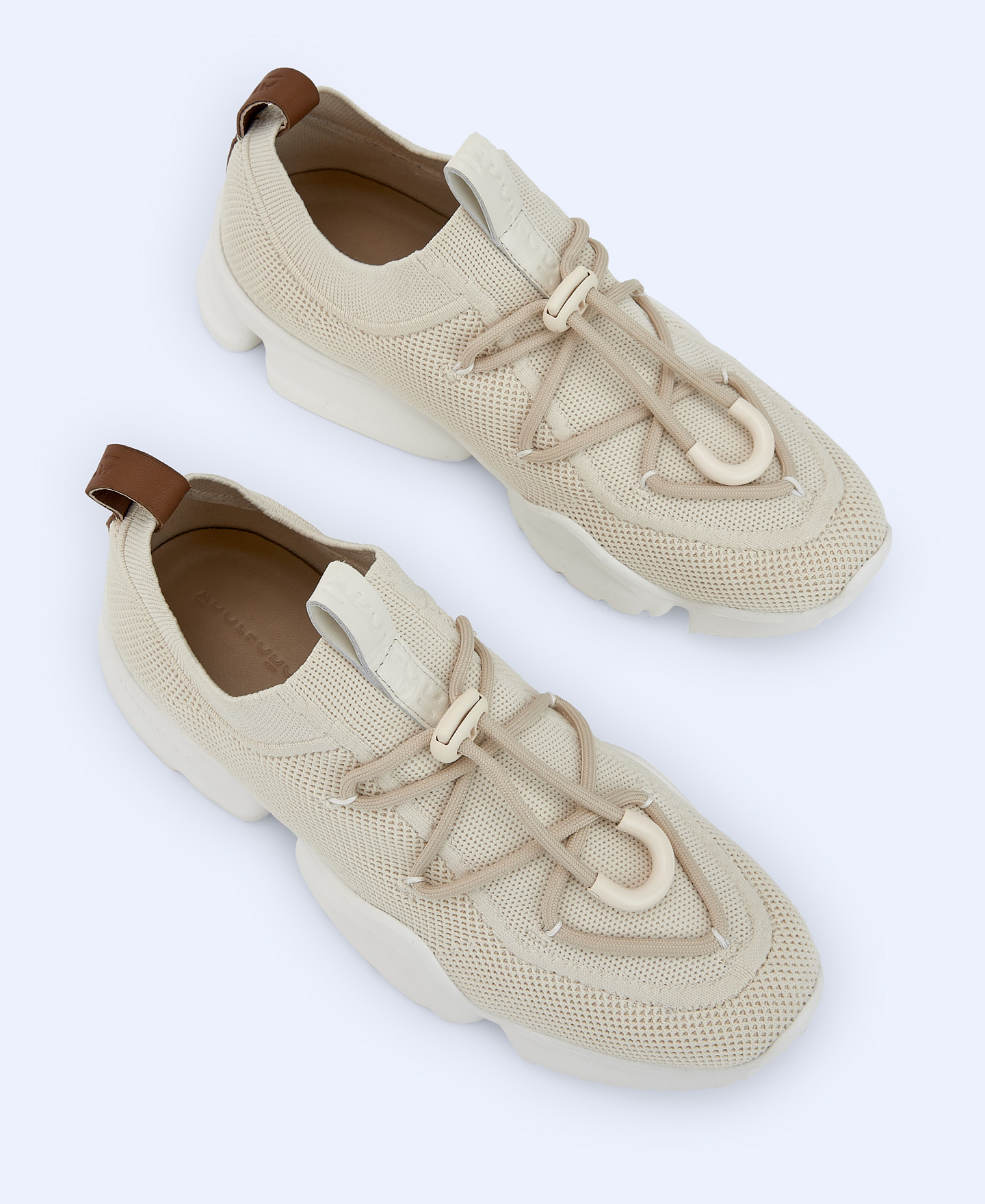 Zapatilla deportiva con cordones en ocho image number 1