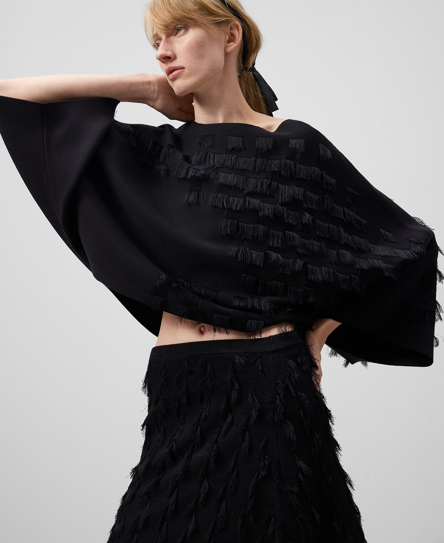 Fringe detailing short knit cape woman image number 0