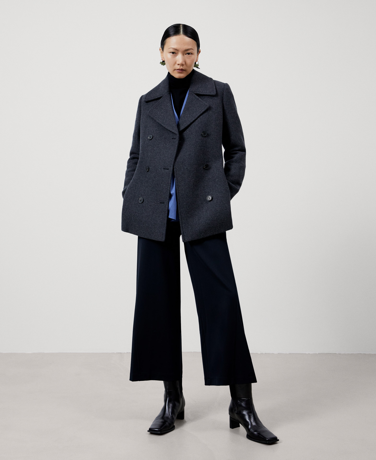 Double-breasted woolen blazer image number 1