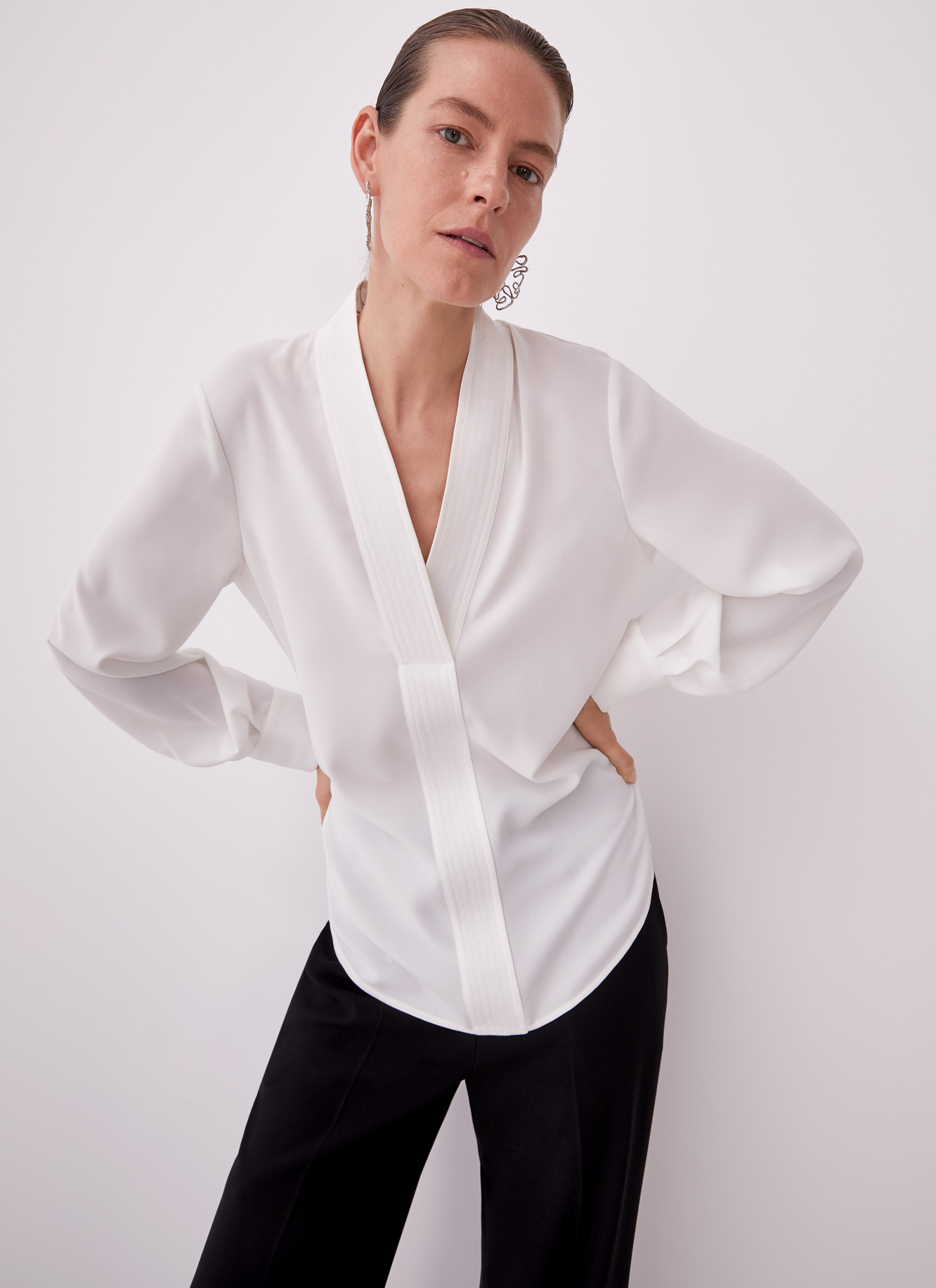 Camisa fluida con escote pico image number 0