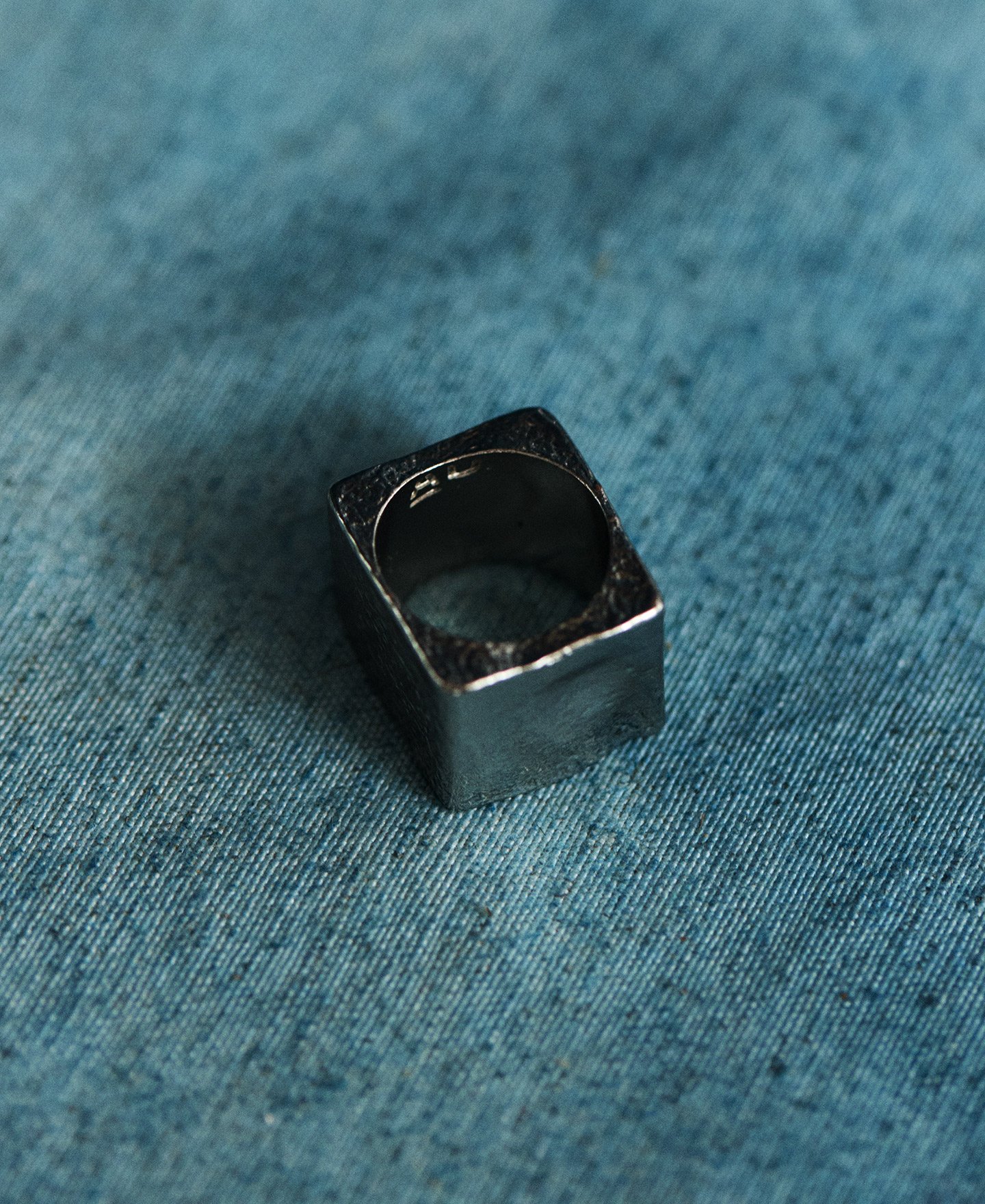 Anillo metálico cuadrado mujer image number 1