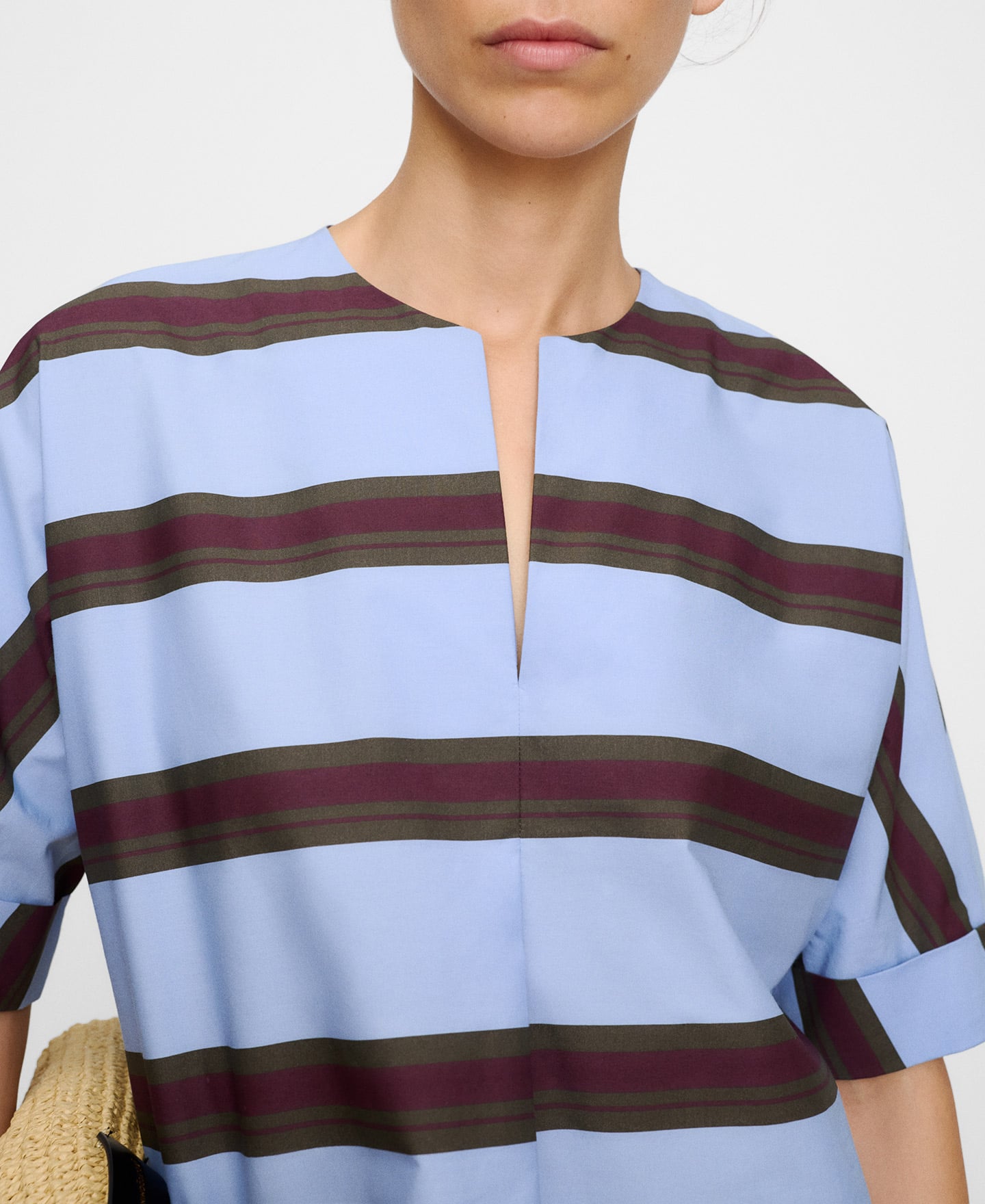 Blusa &agrave;s riscas com decote em V em algod&atilde;o image number 3