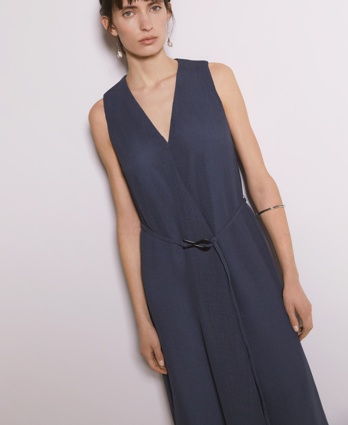 Crossover v-neckline midi dress image number 3