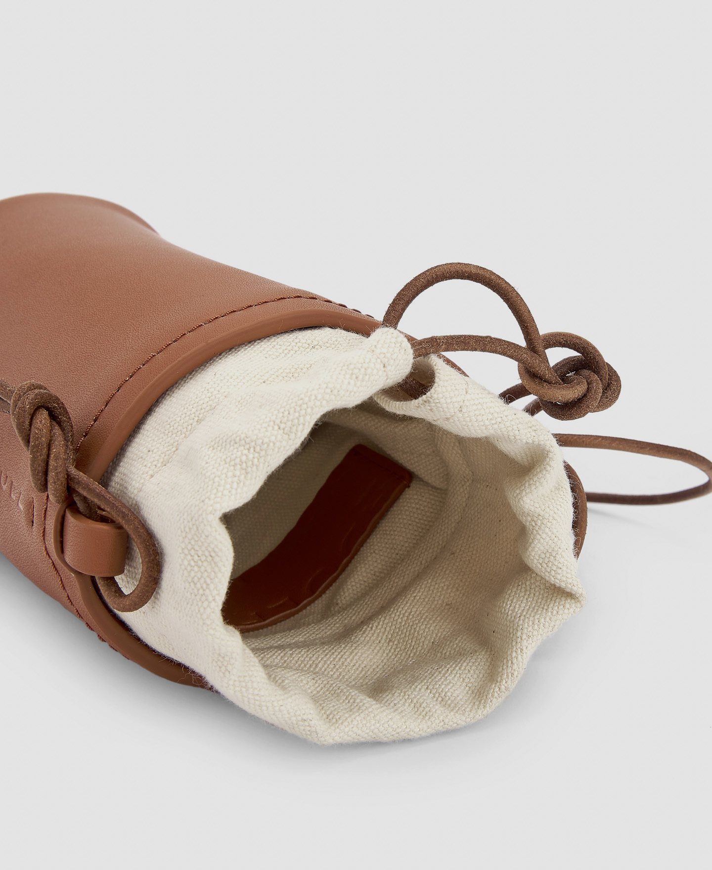 El nuevo bolso de Adolfo Dom nguez que parece de Loewe