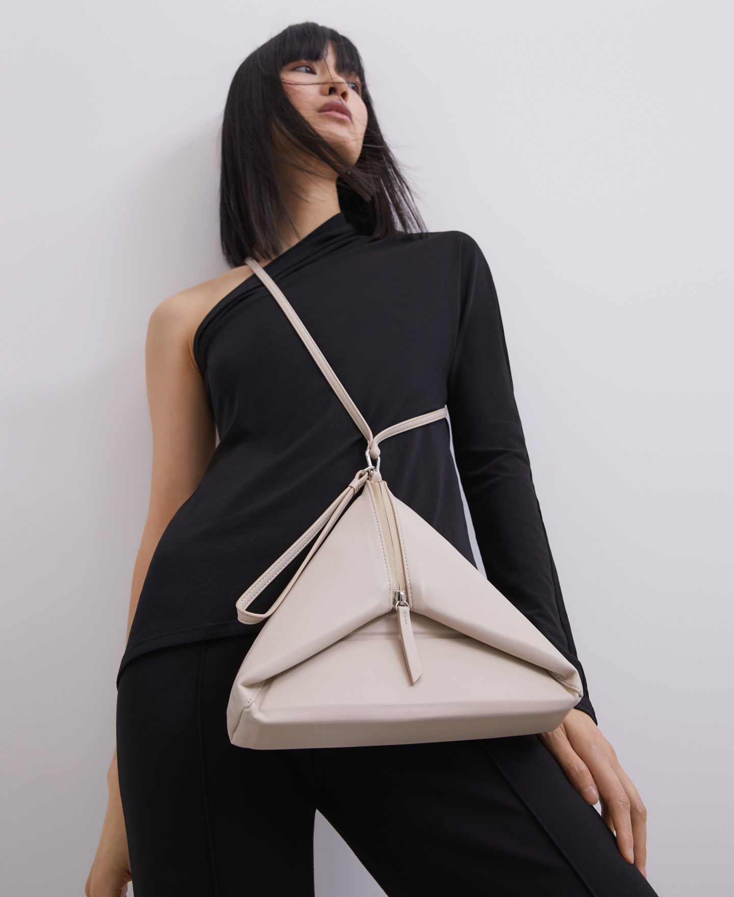 Bandolera con volumen triangular image number 5