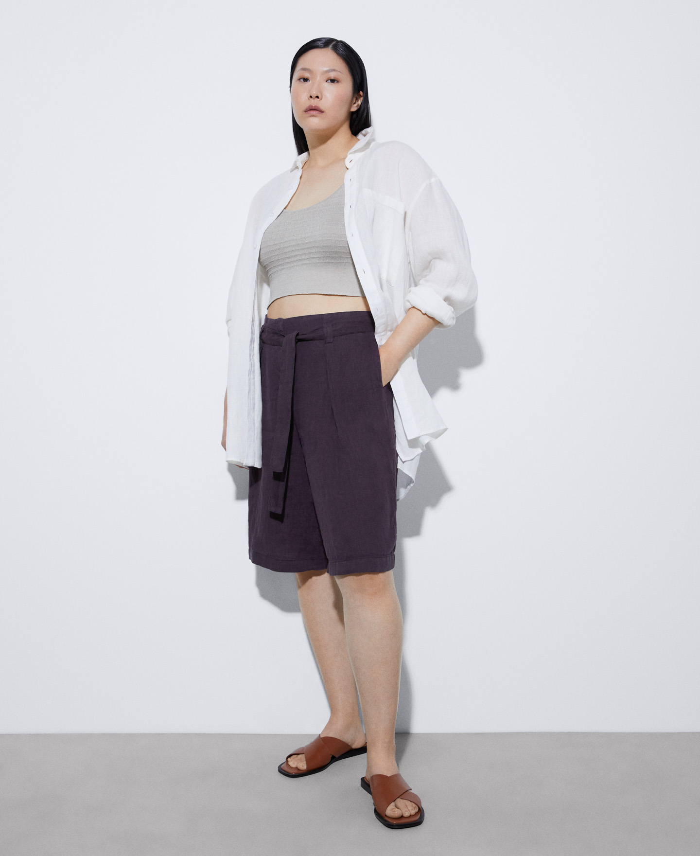 Knee-length linen Bermuda shorts image number 1