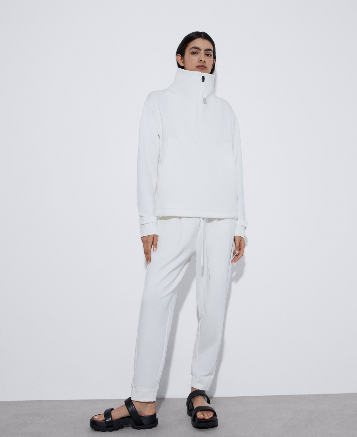 Jogging trousers in responsible cotton image number 1