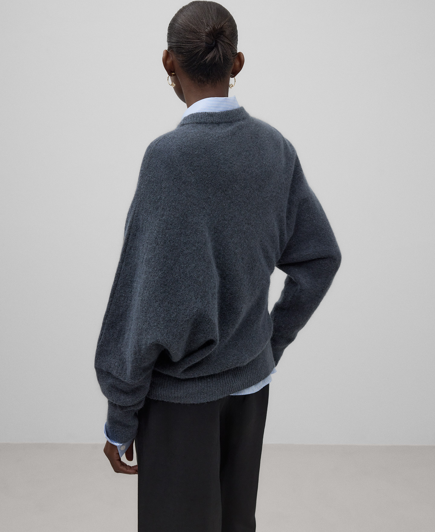 Jersey asim&eacute;trico gris mujer image number 2