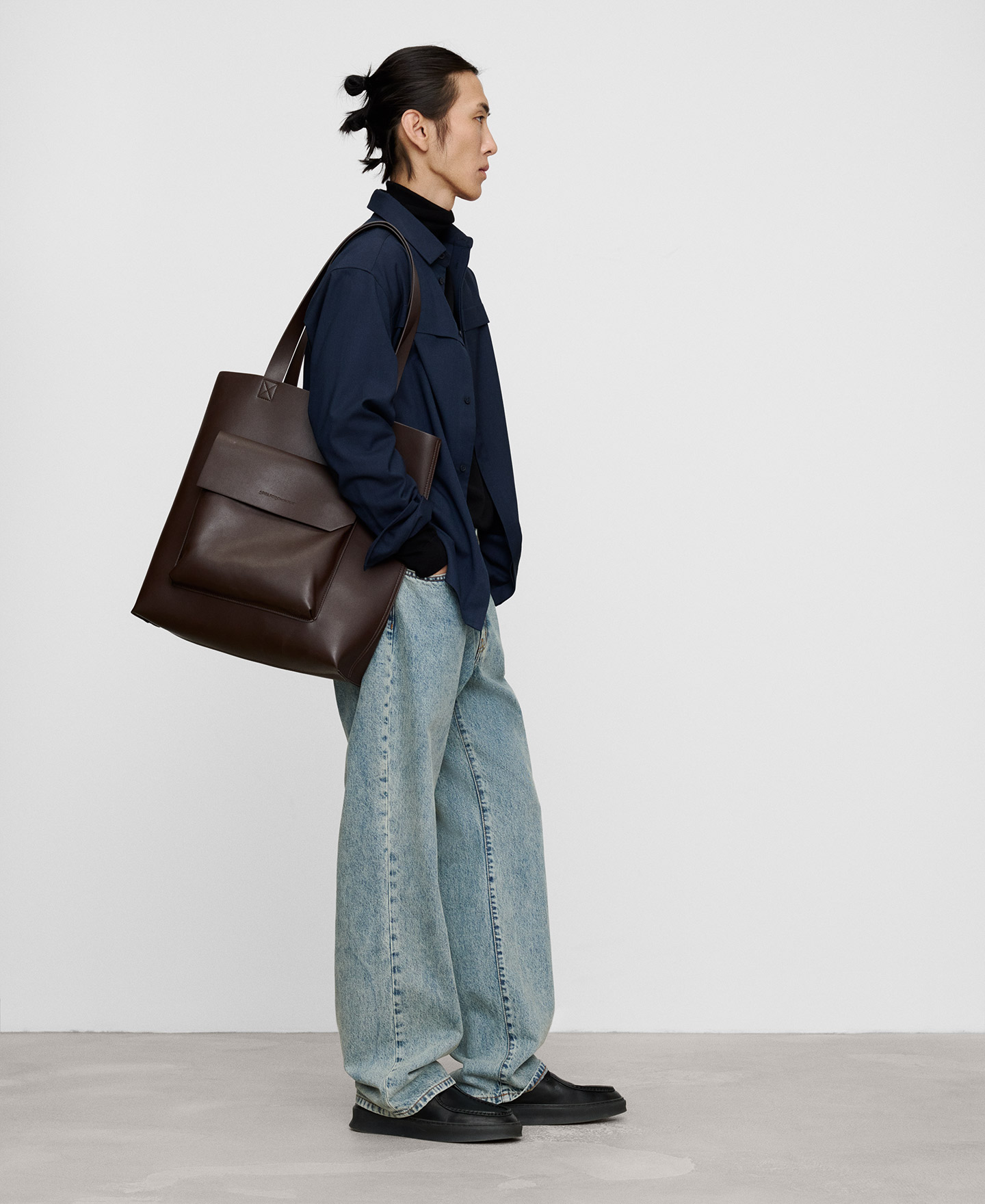 Spread collar shirt with pleat image number 1